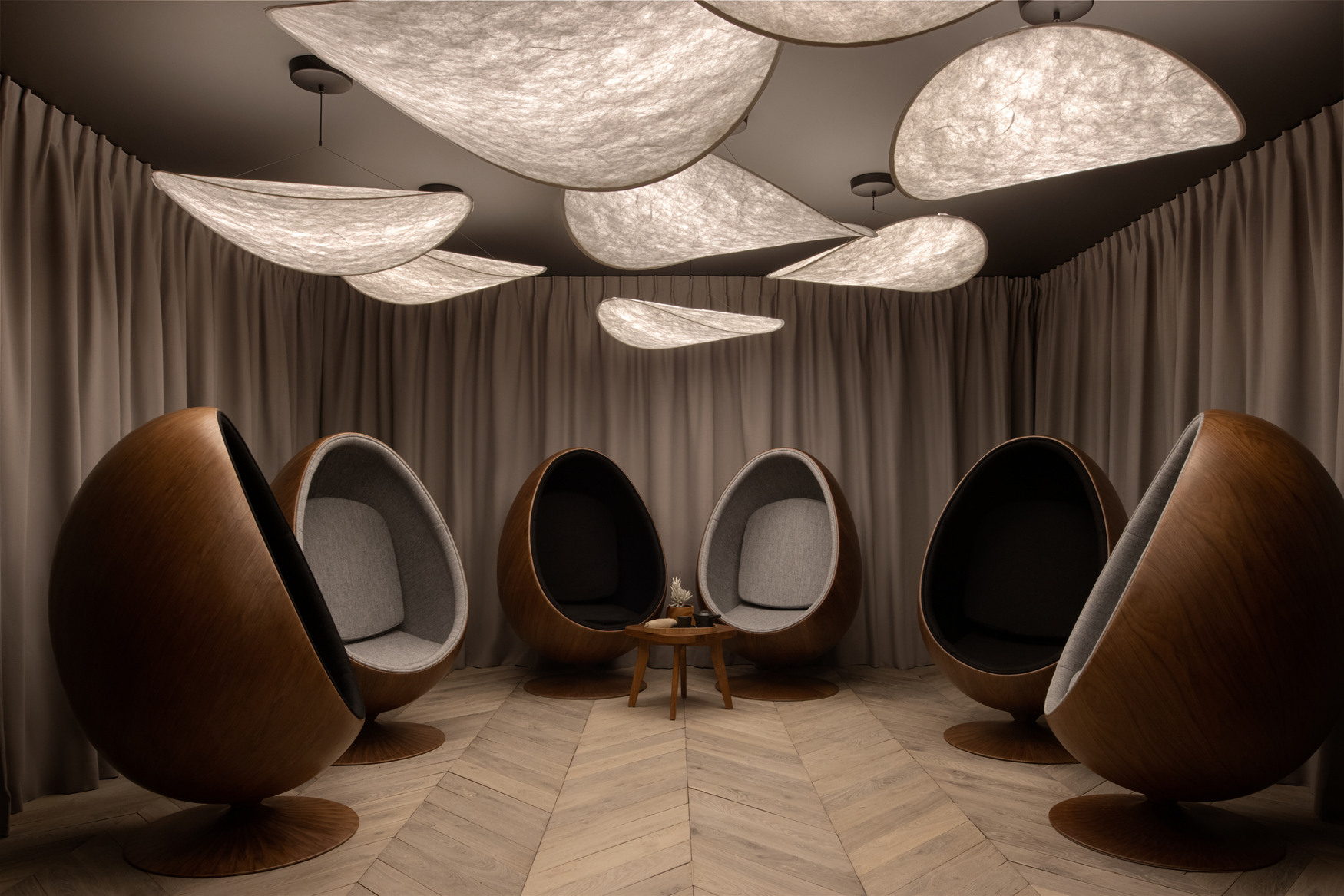 Six Senses Crans-Montana 的 SPA 中心休息室，特别采用了造型可爱的蛋形椅。