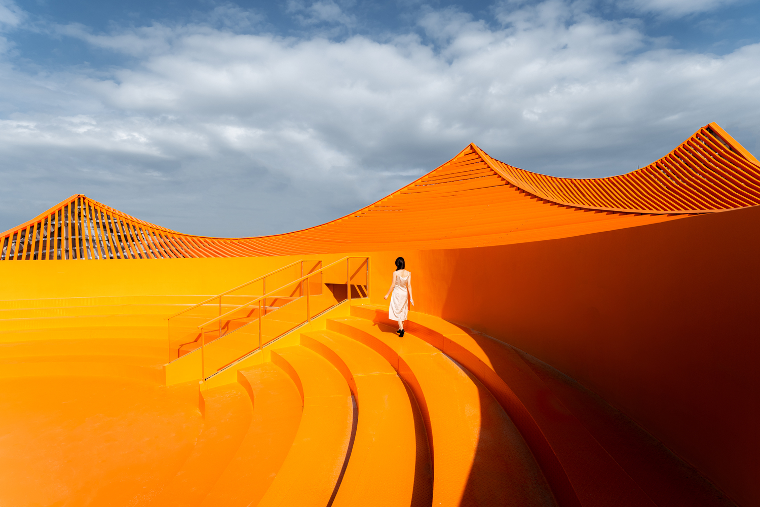色彩鮮豔的橘紅色屋頂上，特別設計有一座弧形露天劇場。