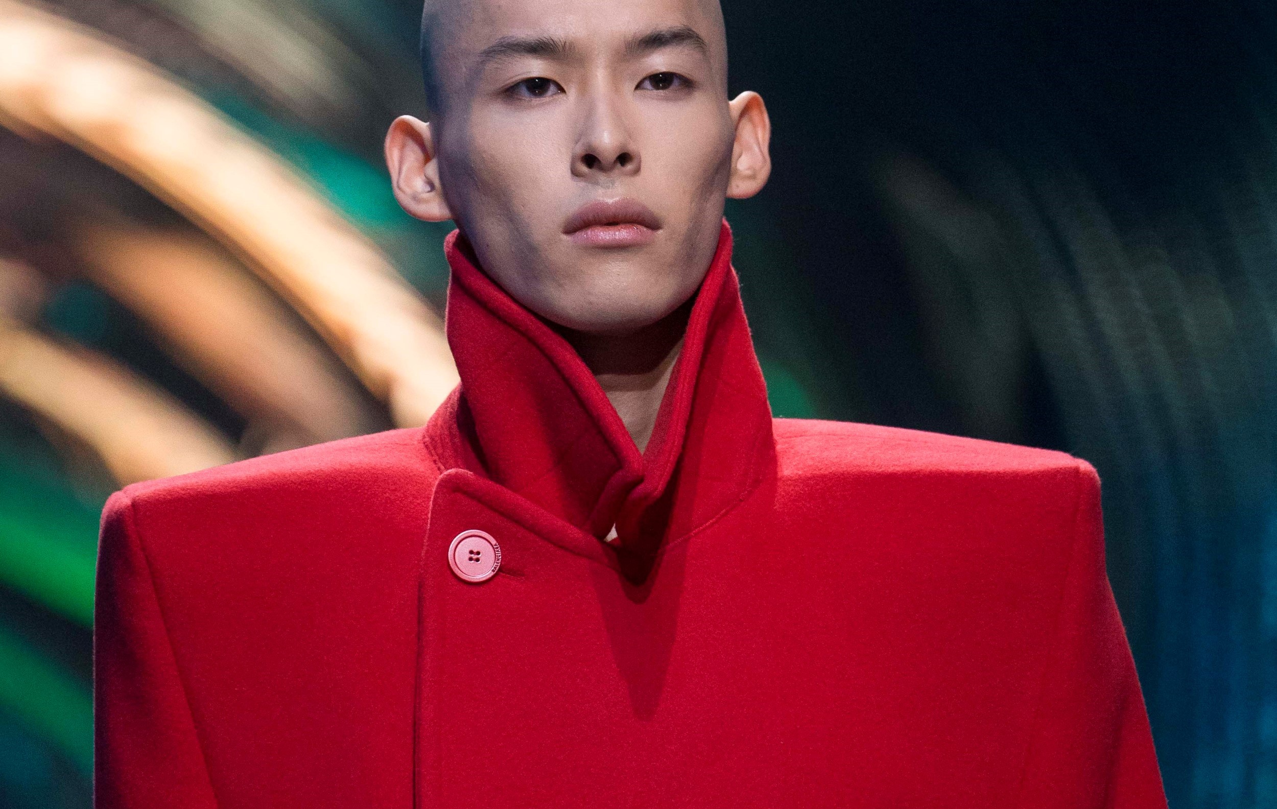 创办人 Cristóbal Balenciaga 认为「简约即是优雅」的设计概念，在 Balenciaga 2019 秋冬系列看到全新诠释：宽大的 Oversize 西装外套具备份量丰厚的存在感，只要一件就为穿著者赋予强烈个性。