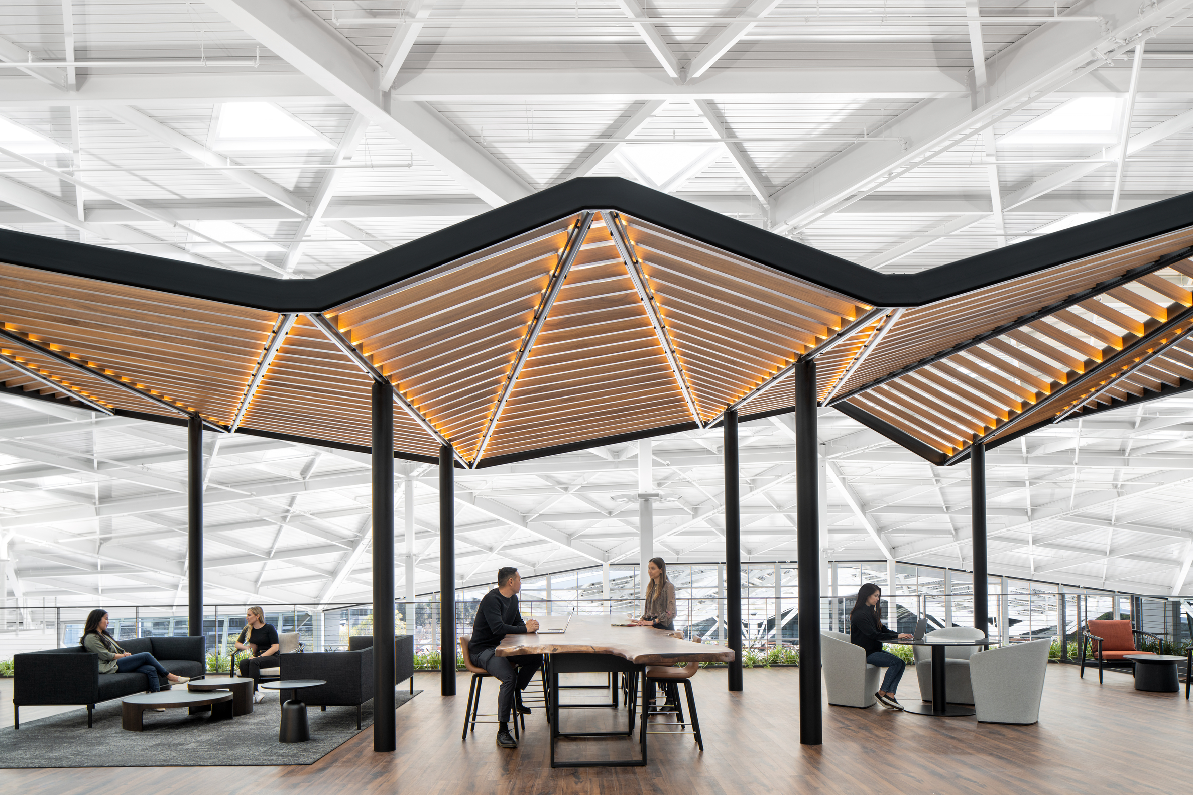 AI 晶片霸主 NVIDIA 矽谷總部三角形天窗象徵企業起源意涵。（ © Gensler ∣ Jason O'Rear ）