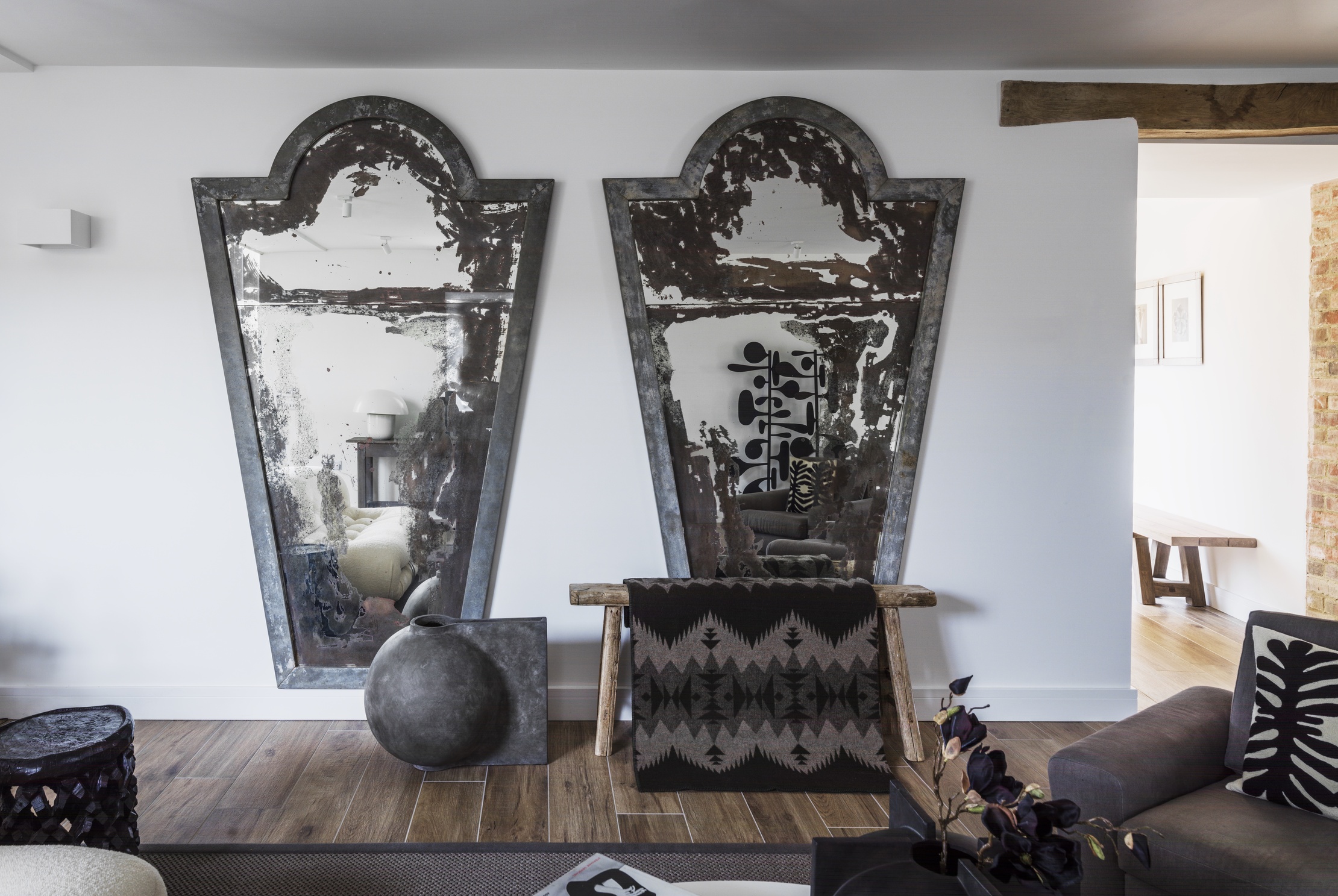 珍藏多年的仿古鏽蝕威尼斯鏡，在白牆烘托下格 外顯眼，別具一番風味。