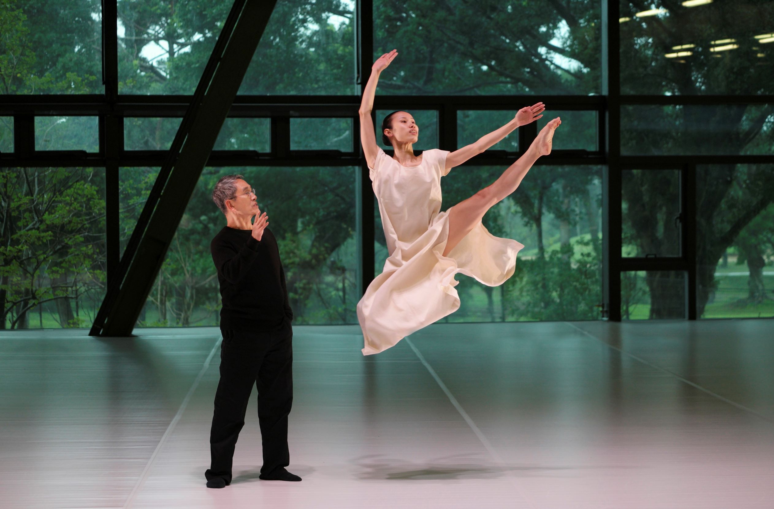 2015 年獲得世界各地民眾義助的雲門劇場正式開幕，林懷民與舞者舉辦開幕活動。(攝影劉振祥)
