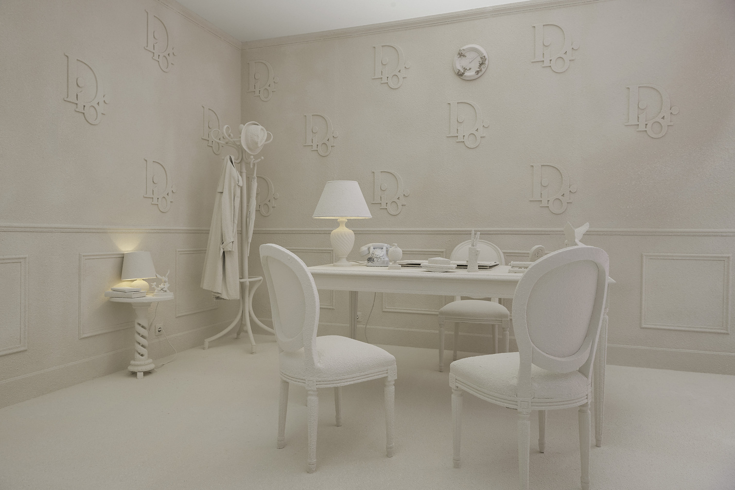 2020 年 Dior 與 Daniel Arsham 打造春夏男裝系列，在參與設計前特別造訪 Dior 博物館參觀迪奧先生生前所用物品，再以極具個人特色的單色美學打造成純白色調的房間。