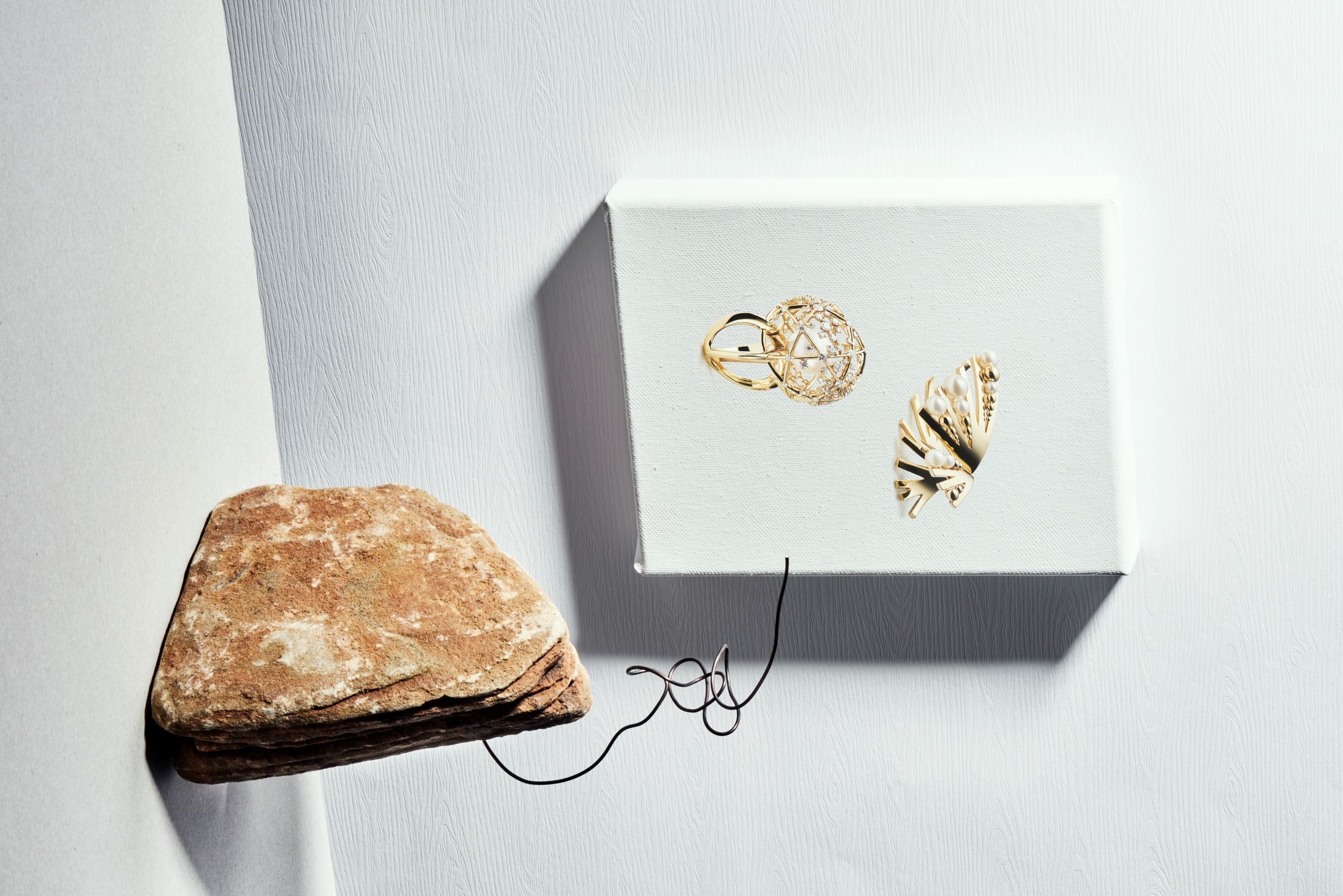 左：A World of Creativity 系列戒指，18K 黃金、南洋珍珠、鑽石／Mikimoto。右：M/G Tasaki Grain 指間戒，黃 K 金、珍珠／Tasaki。