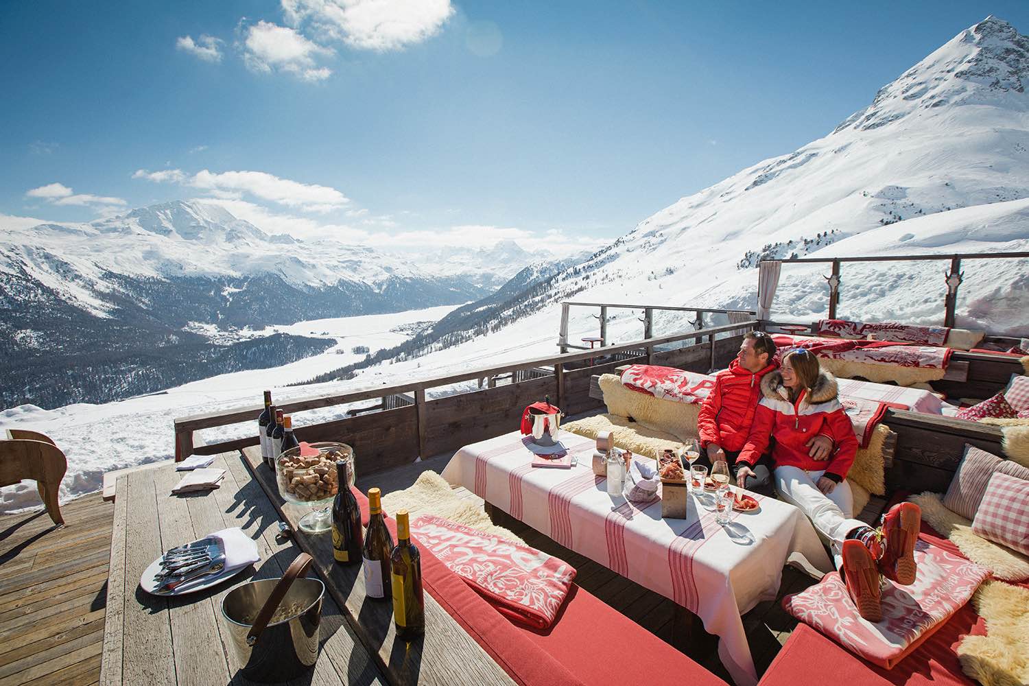 座落在半山腰上的 El Paradiso 餐廳，不僅享有遺世獨立的用餐天地，更能居高臨下欣賞聖莫里茲美麗的冬季雪景。
