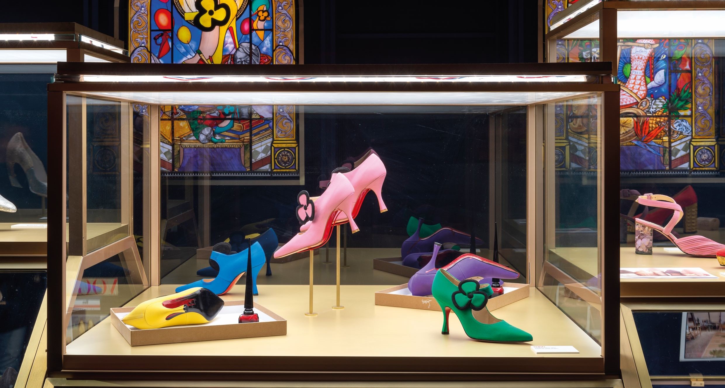 第二展間裝飾巴黎 Maison du Vitrail 工作室專門為展覽設計的彩繪玻璃，主要展示 Christian Louboutin 的早年代表作。
