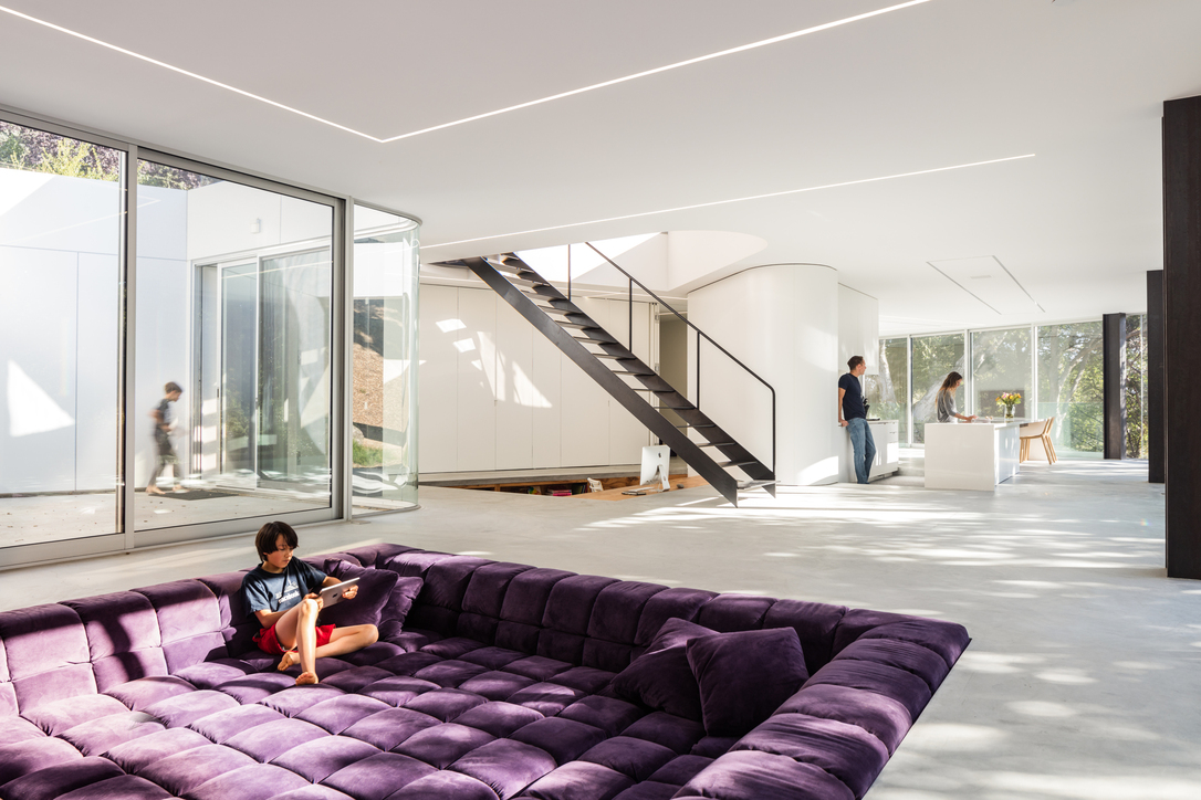 下降客廳中央處，運用B&B Italia 的Tuffy Time 紫色沙發組件，打造可坐、可臥，可獨處、可歡聚的逍遙自在天地。