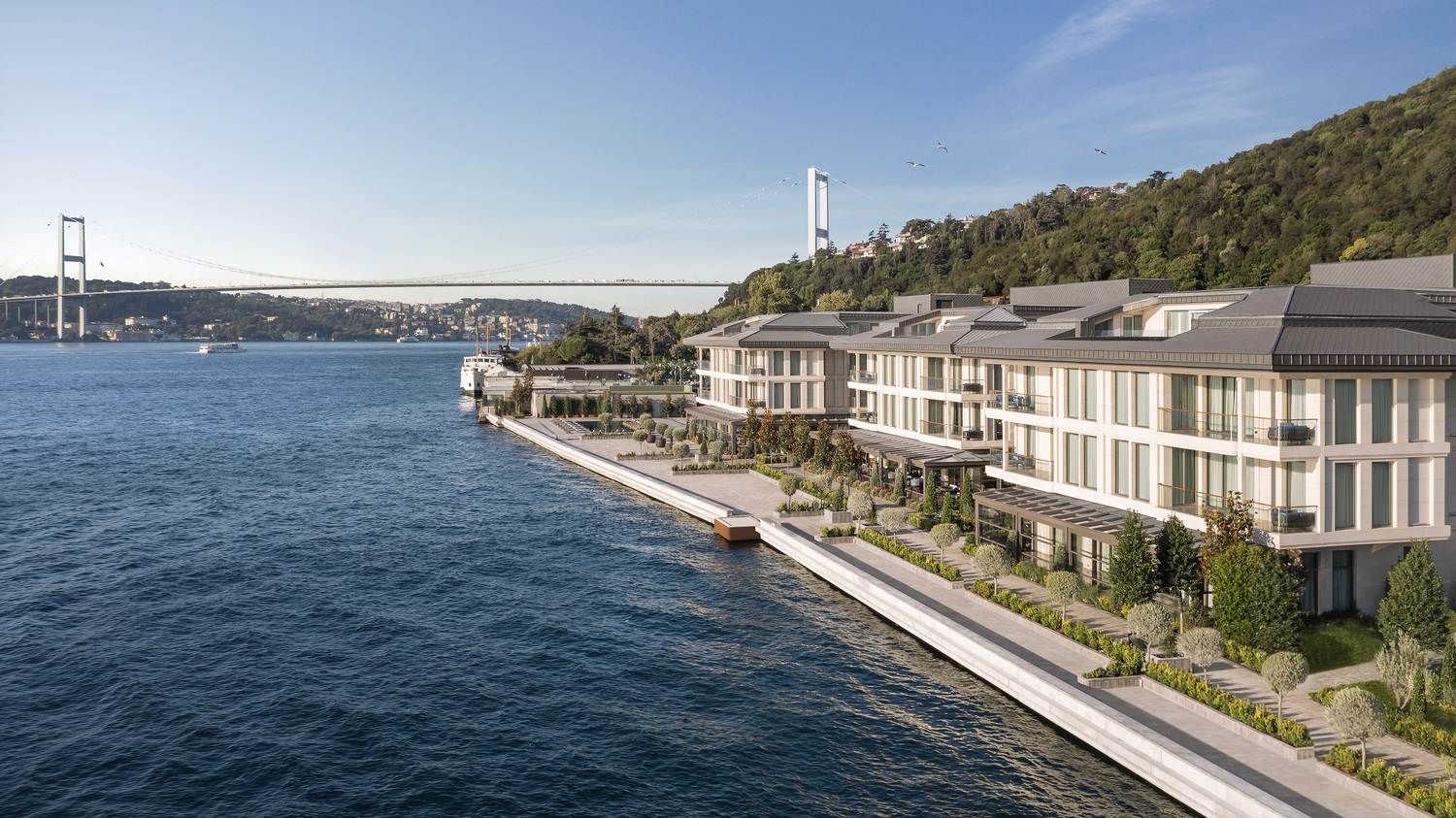 邻近博斯普鲁斯大桥的 Mandarin Oriental Bosphorus, Istanbul，被茂密的松树林和美丽的海峡风光环绕。