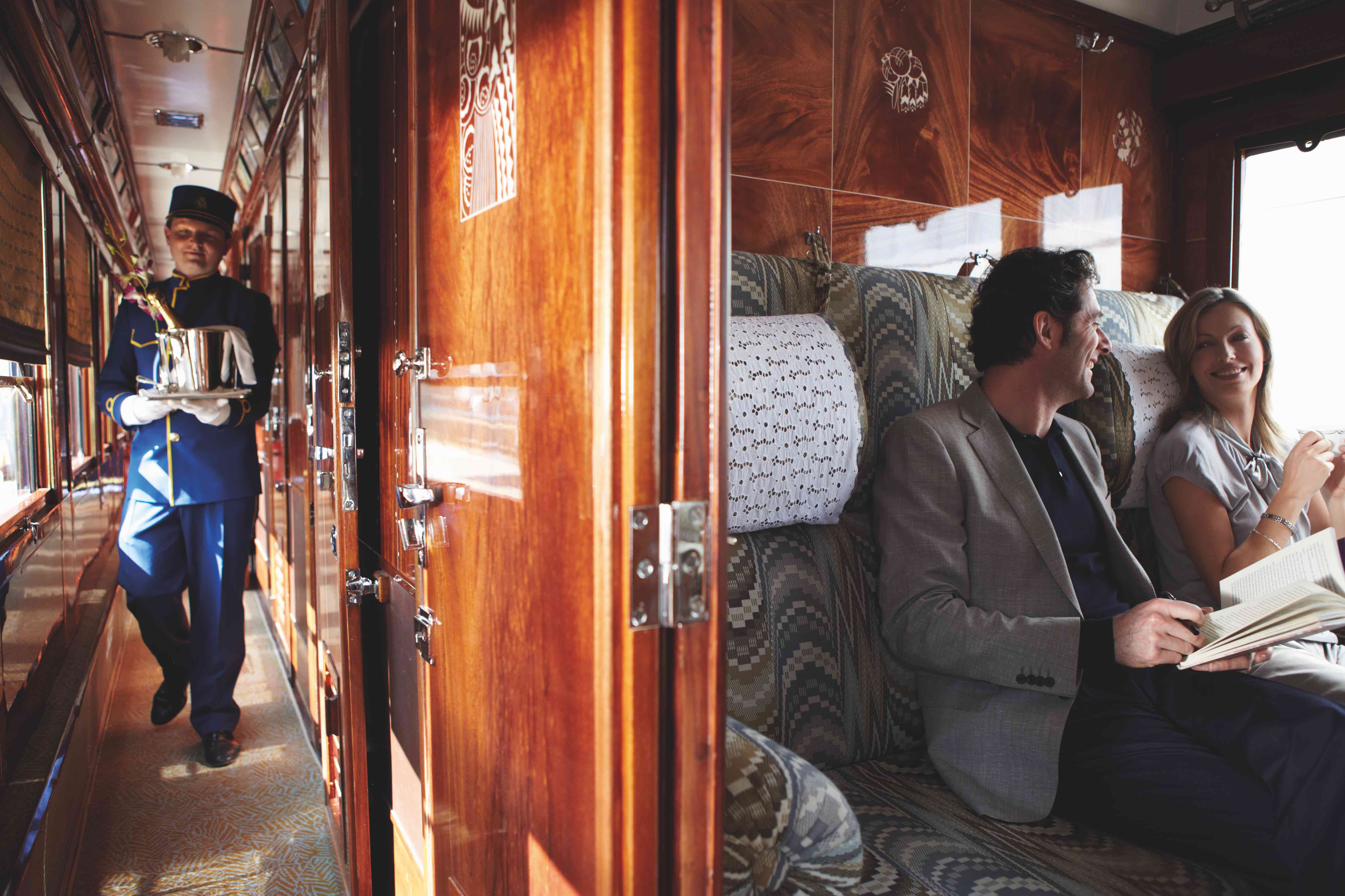 Venice Simplon Orient Express 的每節車廂上都配備有專屬的管家與服務人員，不僅硬體設施高規格，在服務上也完全是五星等級。