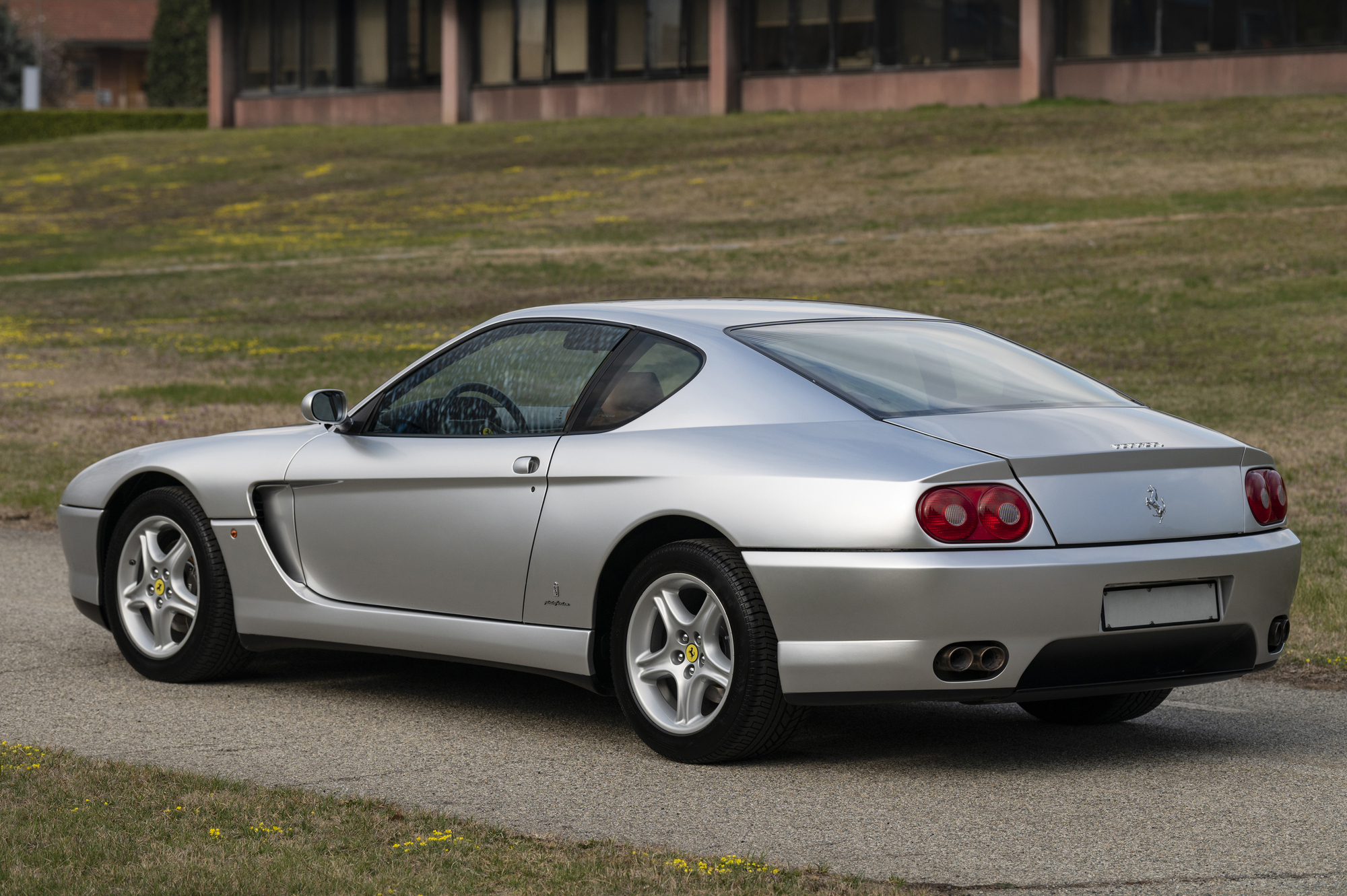 Ferrari 456 GT 優雅修長的車身，視覺呈現賞心悅目， 相當適合作為旅行之用。