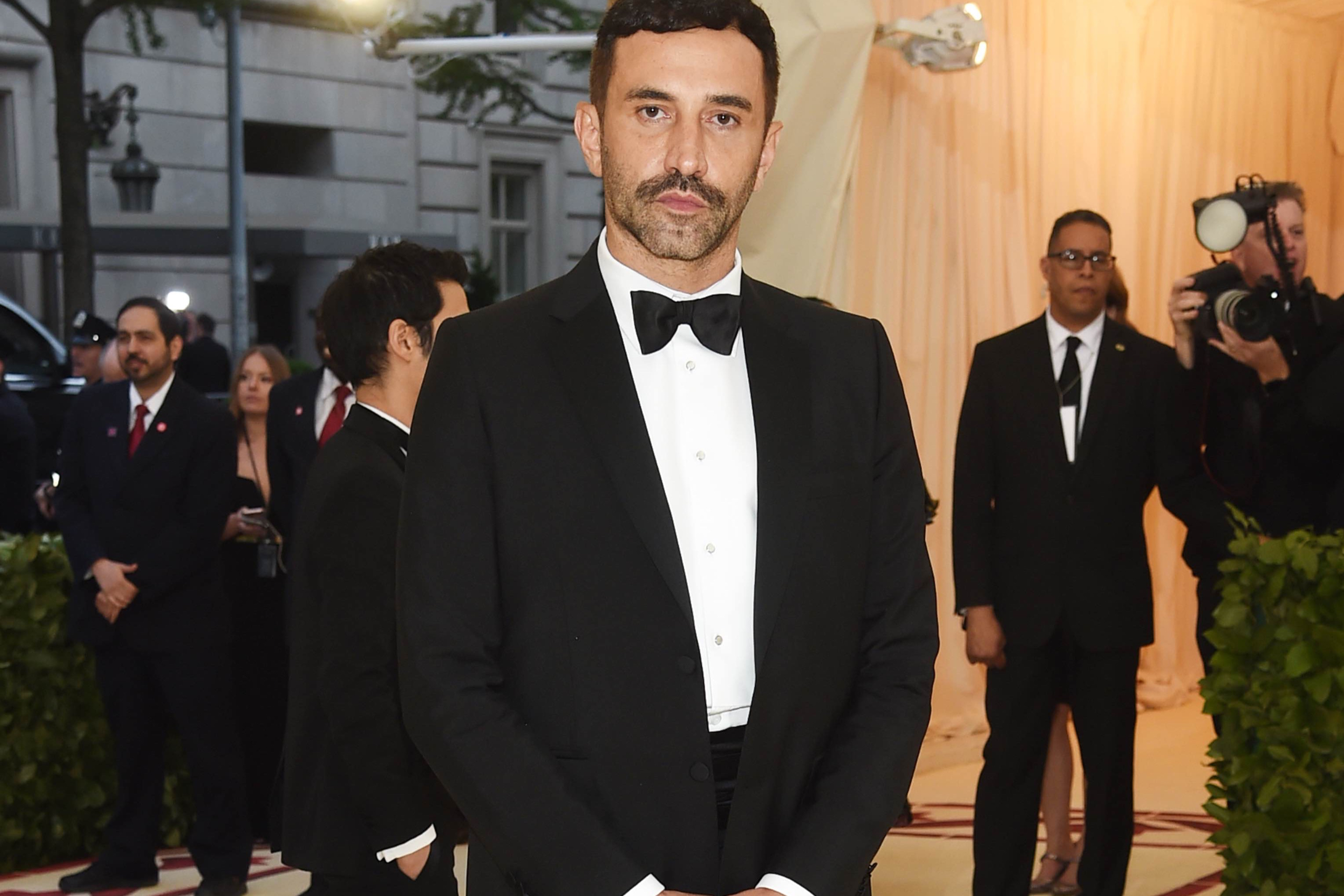 2018 年 5 月 Riccardo Tisci 首度以 Burberry 創意總監身份出席紐約大都會博物館慈善晚宴，率先以英倫紳士裝扮品牌帶來新氣象。