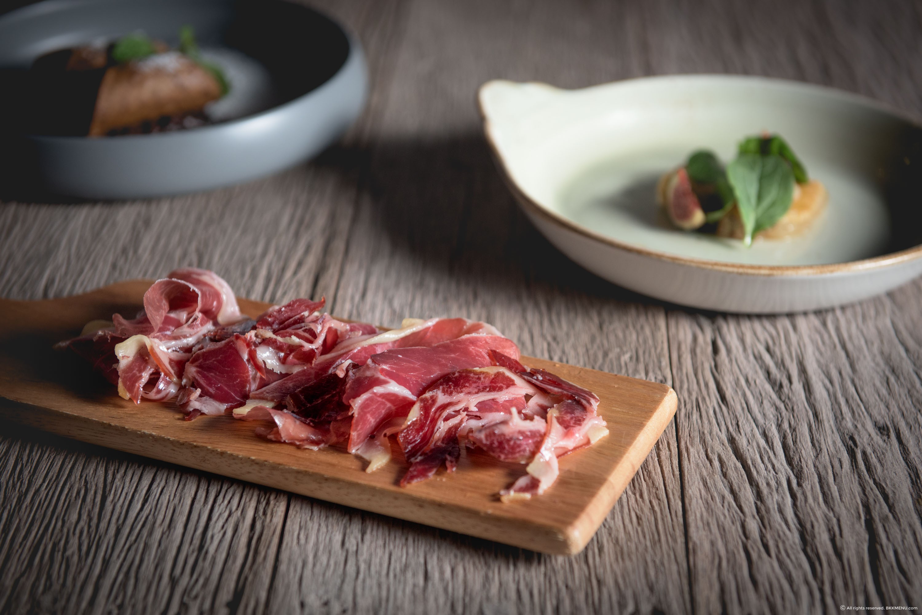 以橡實餵養的伊比利豬，以鹽醃製後，直接吊掛風乾熟成即成傳頌數百年的美味。