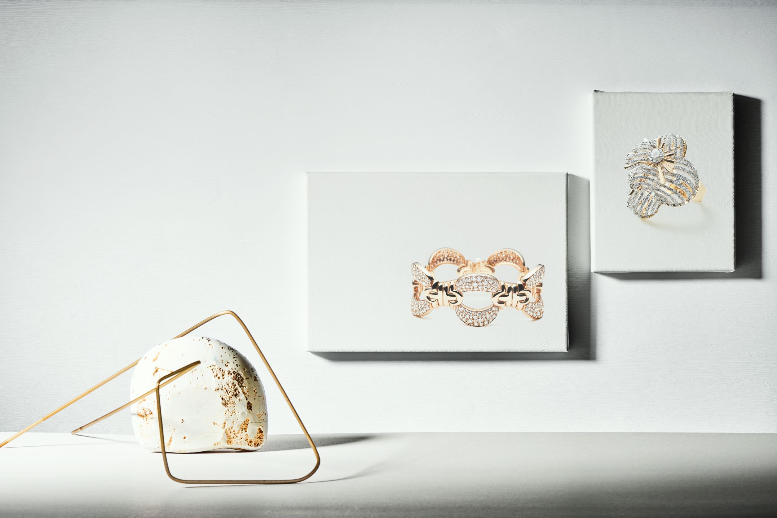 左：Parentesi 系列手環，玫瑰金、鑽石／Bulgari。右：Nuages 戒指，18K 白金、18K 黃金、鑽石／Chaumet。