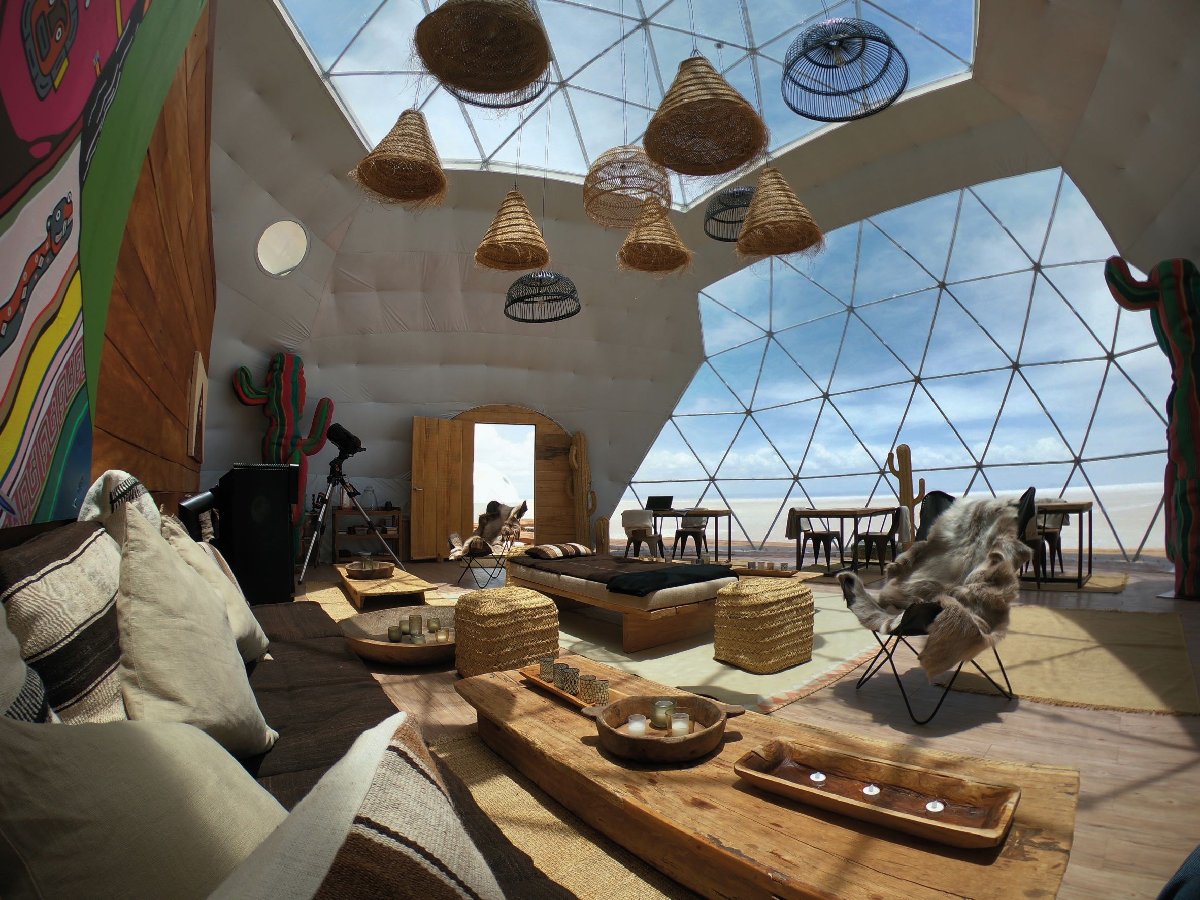 在最大的 Lounge 帳篷裡，以大天窗和透明牆幕引入自然光和鹽湖美景。