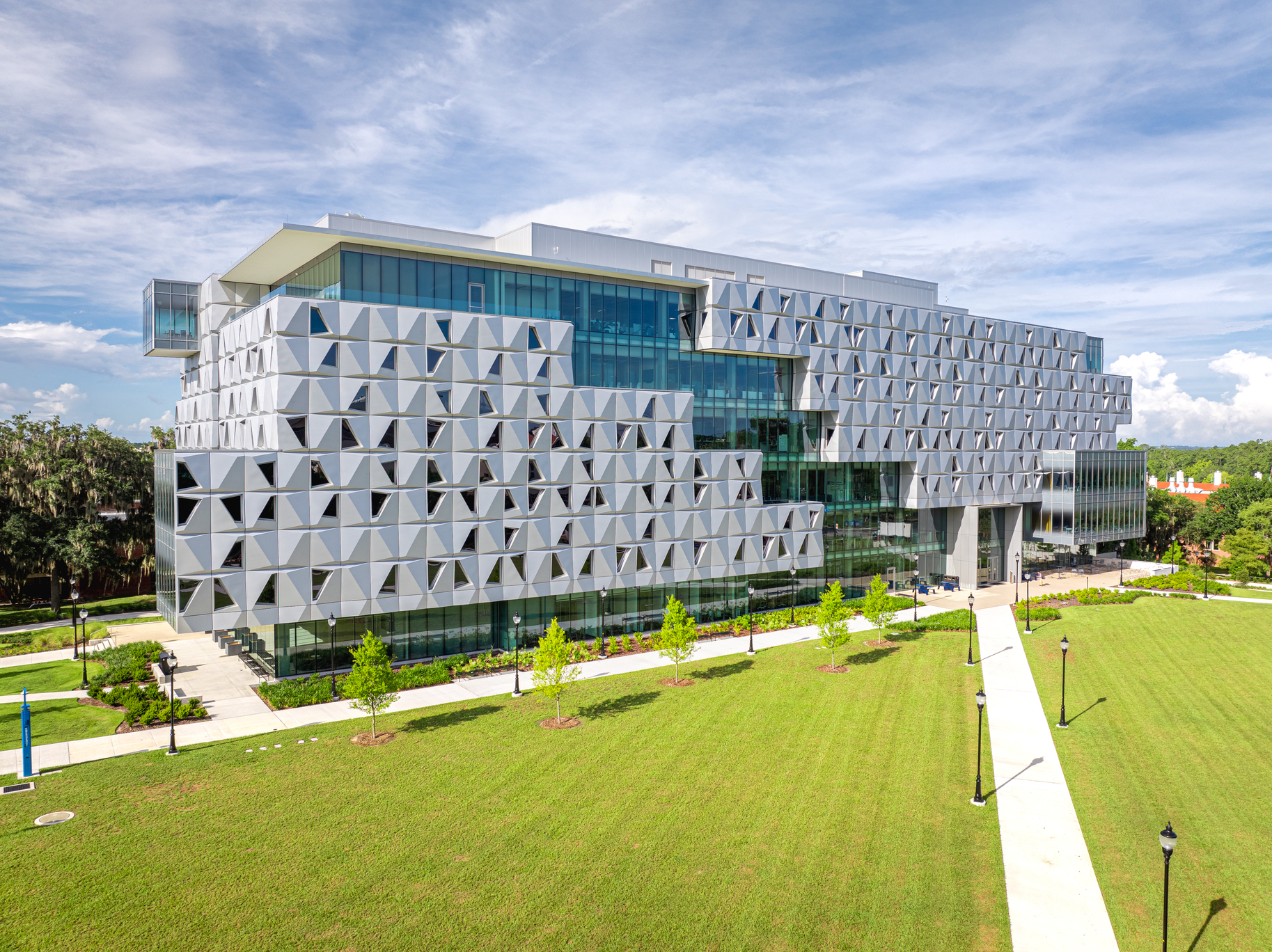 預製幾何鋁板與自動調光玻璃構築建築光影變化視覺，實現永續目標。（ © UF Health ）