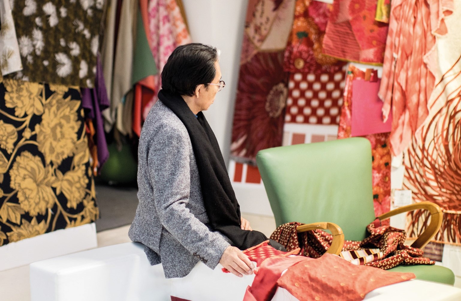 傳統工藝織品是高田賢三創作的主要素材，將不同色彩的布料展現四季更迭的細膩變化，塑造令人身歷其境的感動氛圍，成為他構思傢俱設計時的原點。