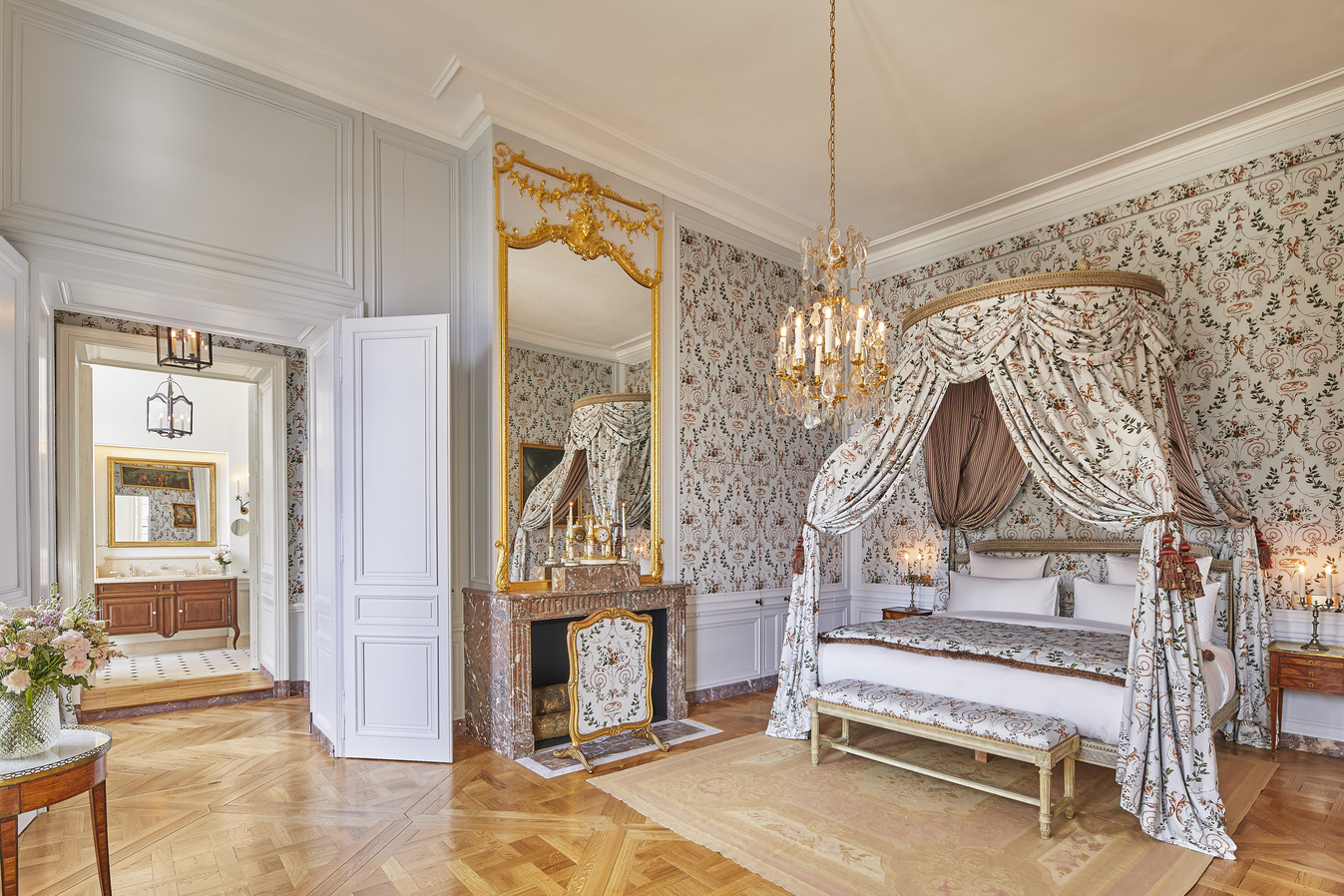 復刻 18 世紀凡爾賽宮設計風情的 Le Grand Contrôle， 以懷舊又典雅的客房設計，再現王室生活記憶。