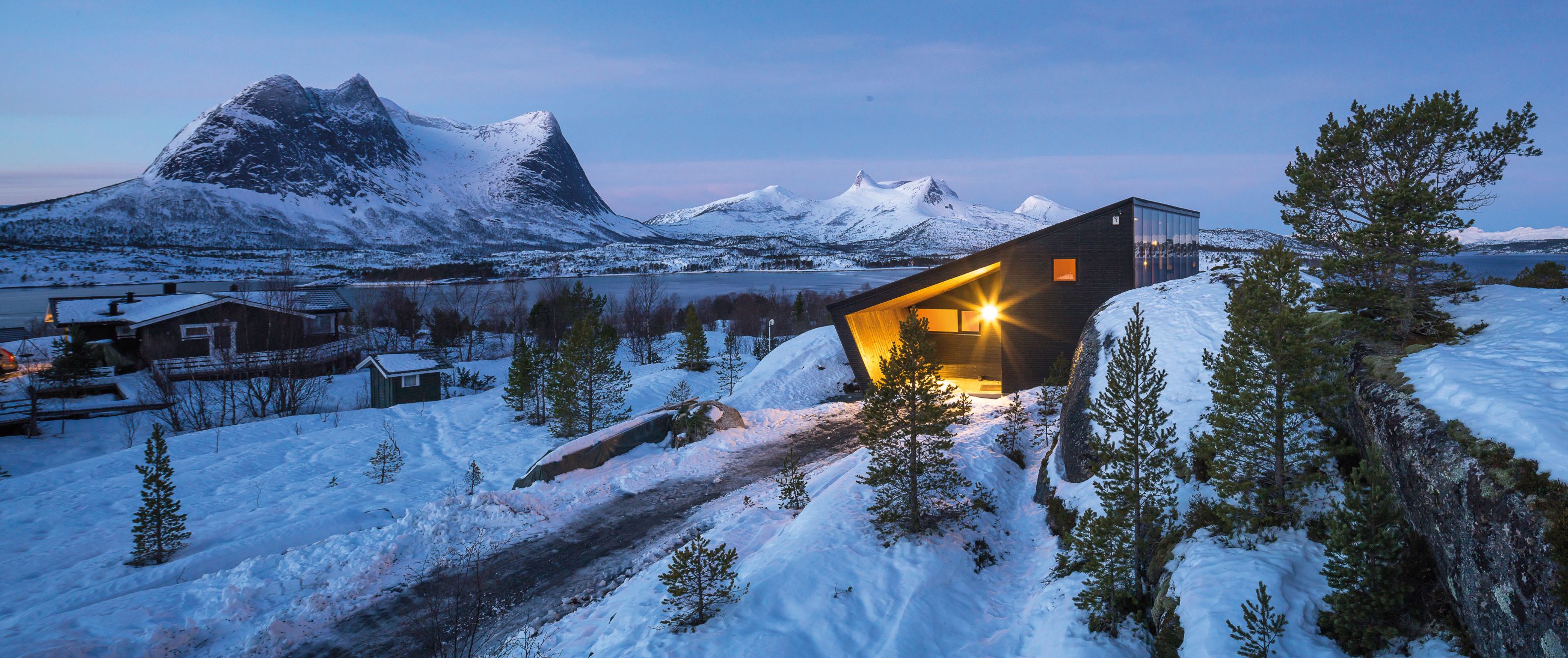 THE WORLD'S GREATEST ARCHITECTURE PROJECTS: EFJORD RETREAT CABIN 2020 最受瞩目获奖建筑 - 峡湾小岛上的避世小屋