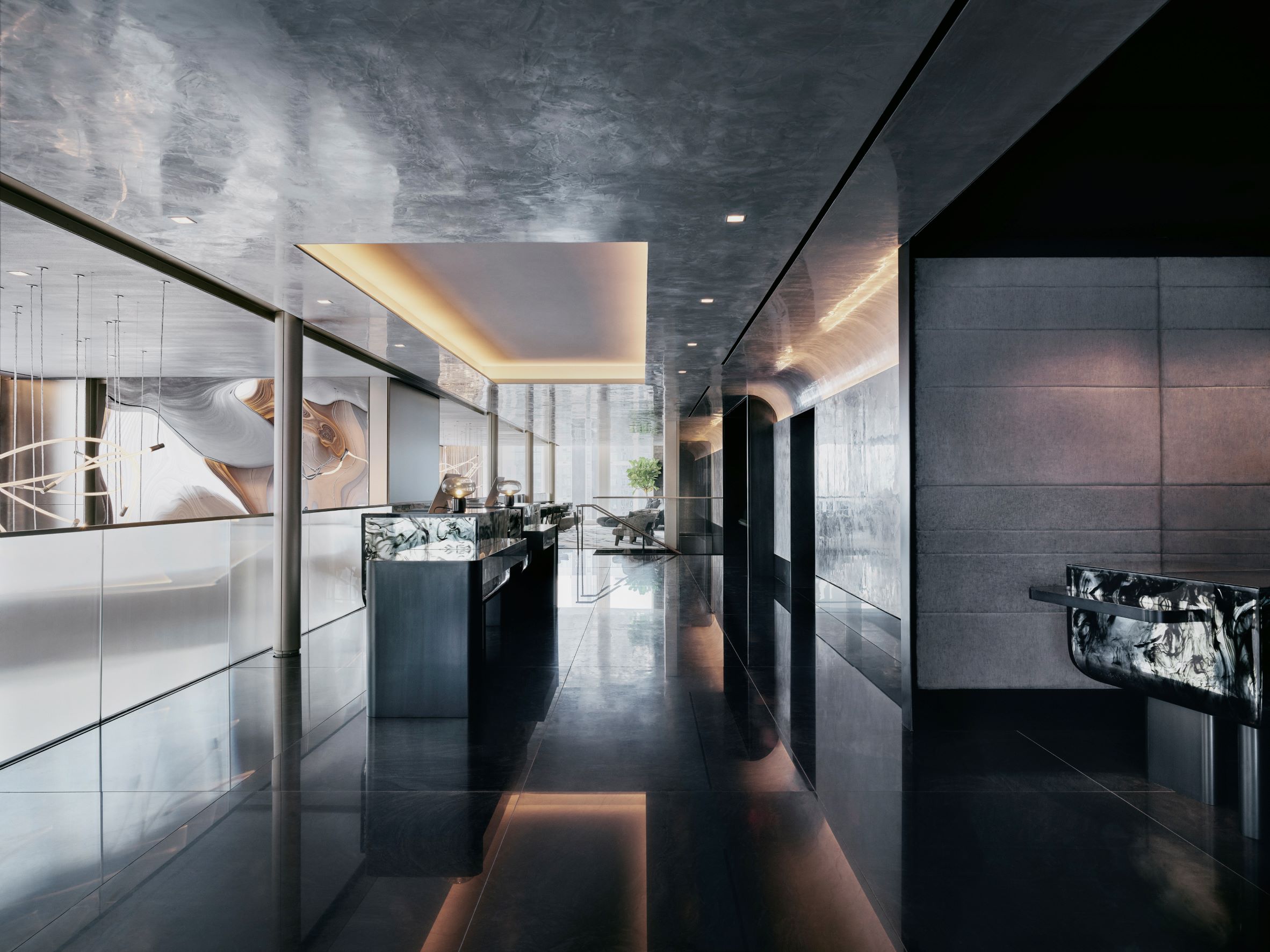 Equinox Hudson Yards 以天然石材和沉稳的灰黑色系打造出充满设计感的接待大厅空间。