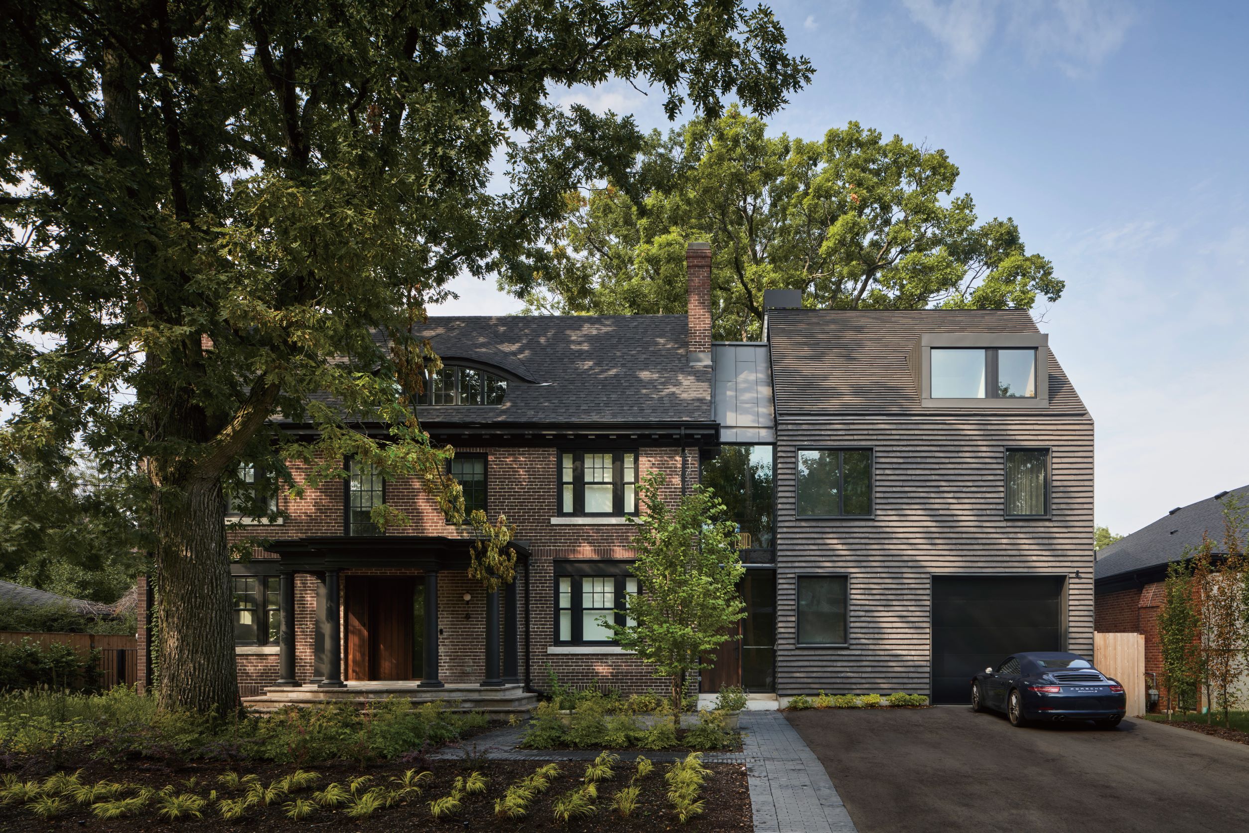 經由 Drew Mandel Architects 的修復、擴建與內部空間重整，歷史建築與現代空間和諧共容，在多倫多大隱於市的花園郊區名邸，打造一座悠然寫意的美麗境地。