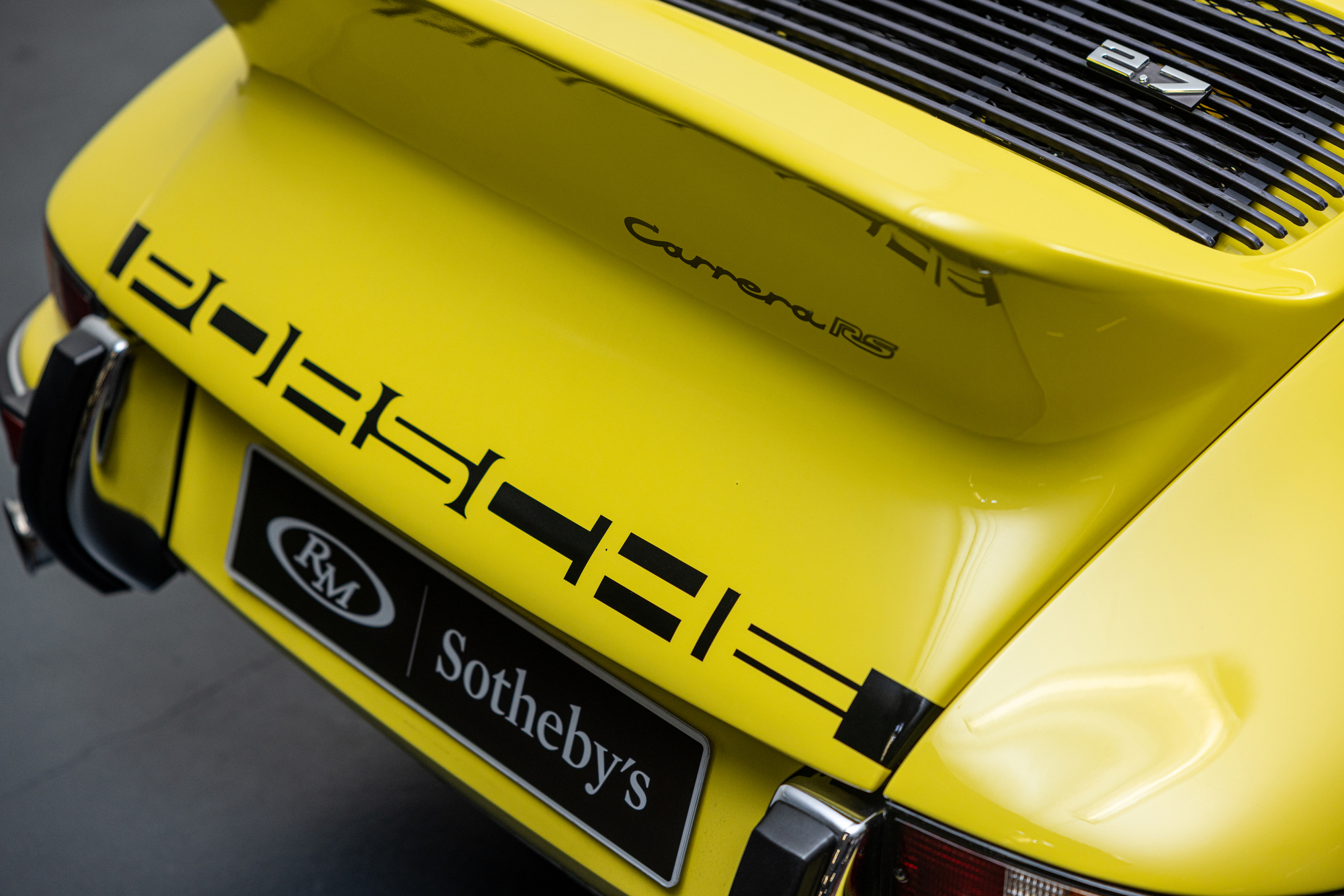 特殊鴨尾式空氣力學結構，是 911 Carrera RS 2.7 重點設計，造型相當獨特。