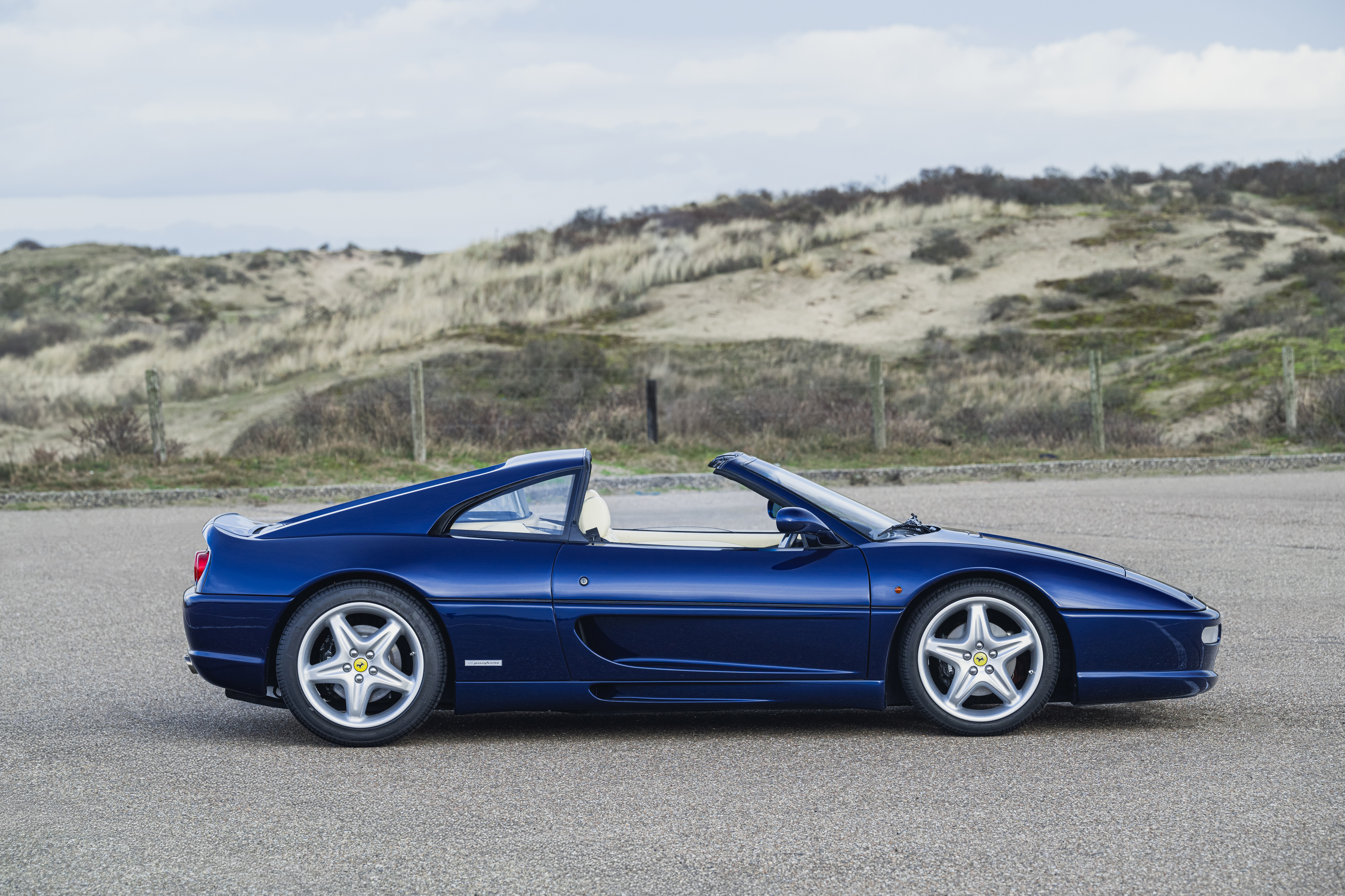 Ferrari F355 为可拆硬顶车型，风格相当特别。