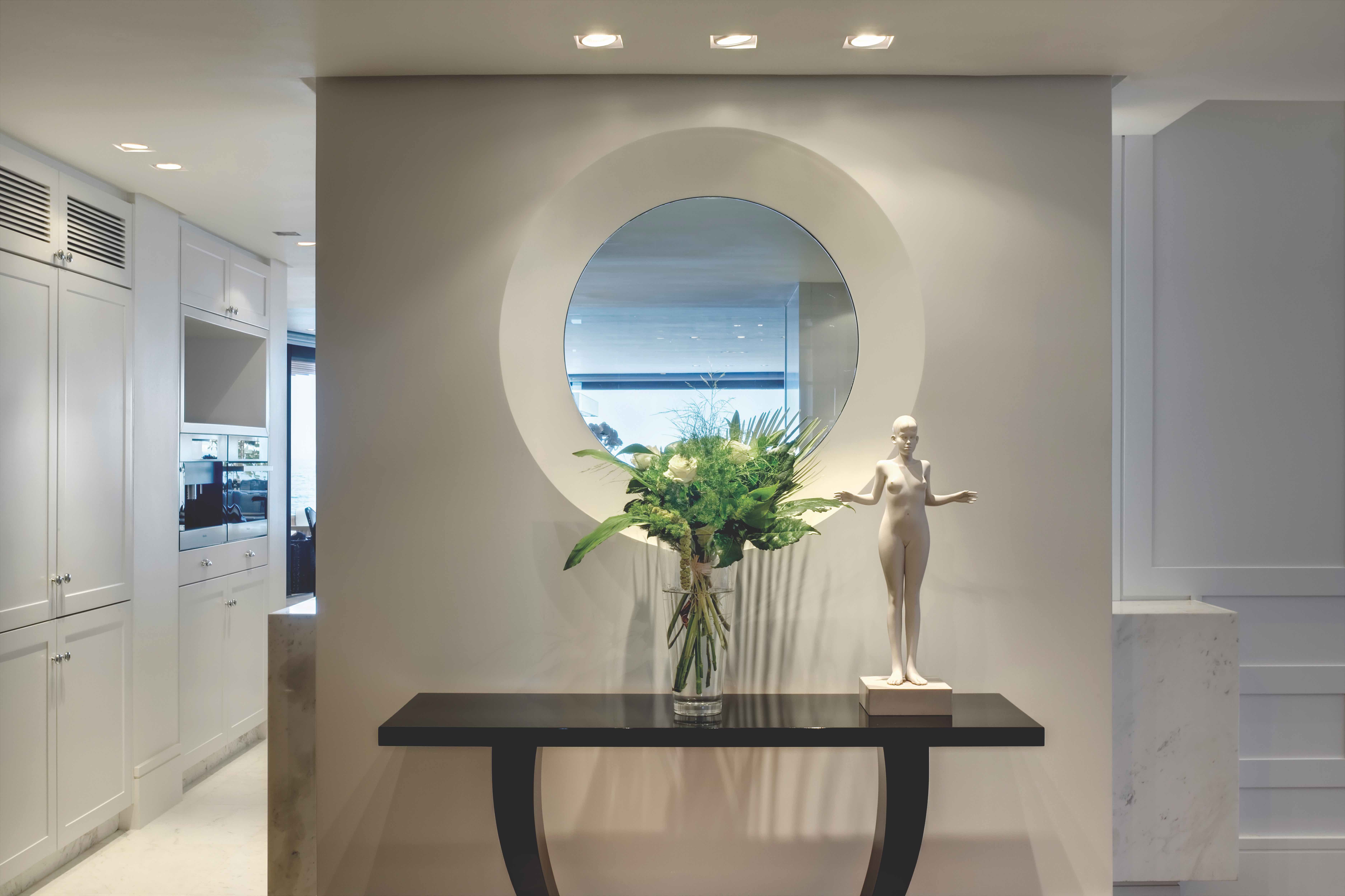 藉由純白的牆壁、天花、地坪的基底色襯托，檯面上的擺設就成了最佳的空間點綴。