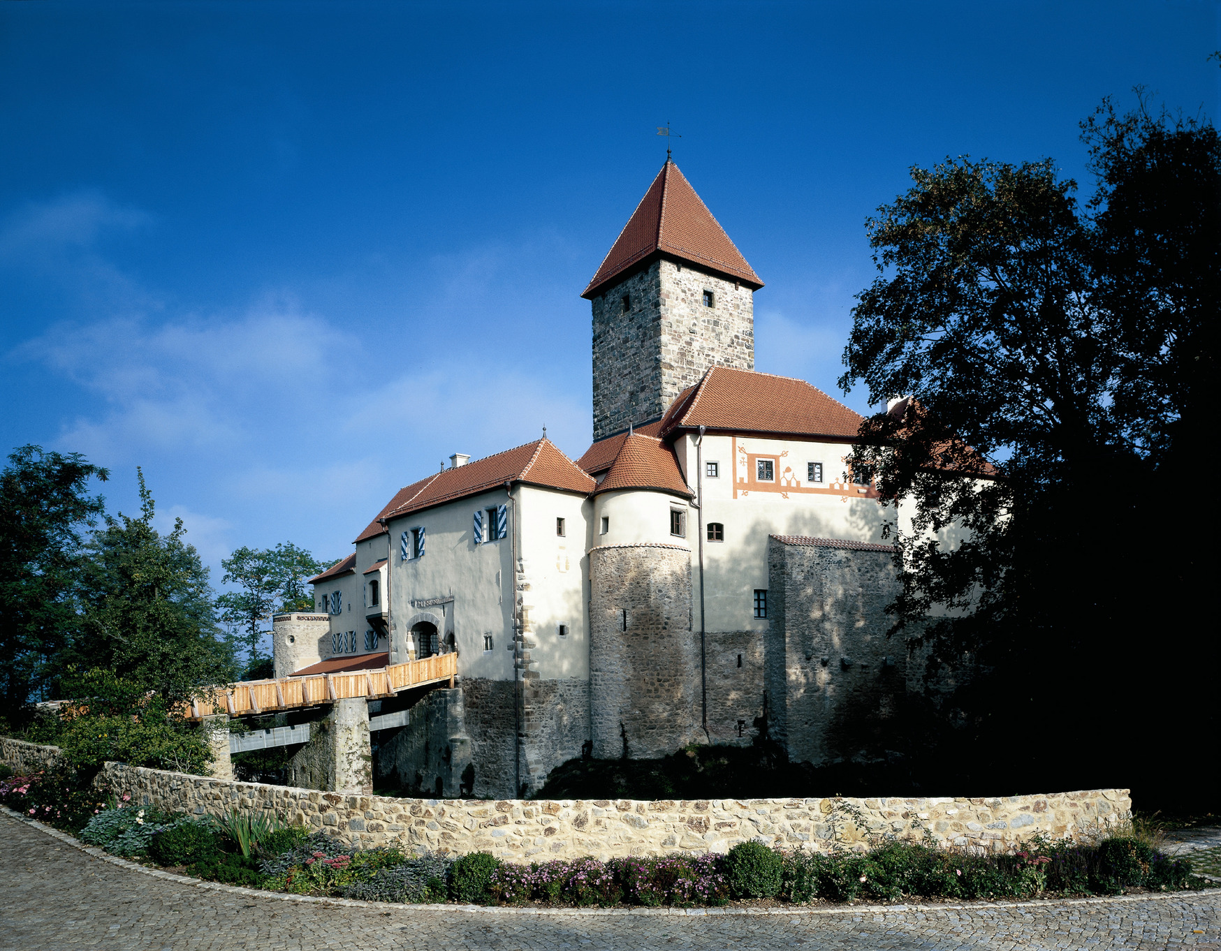 13 世紀時，因防禦作用而以石塊建成的 Hotel Burg Wernberg 城堡。