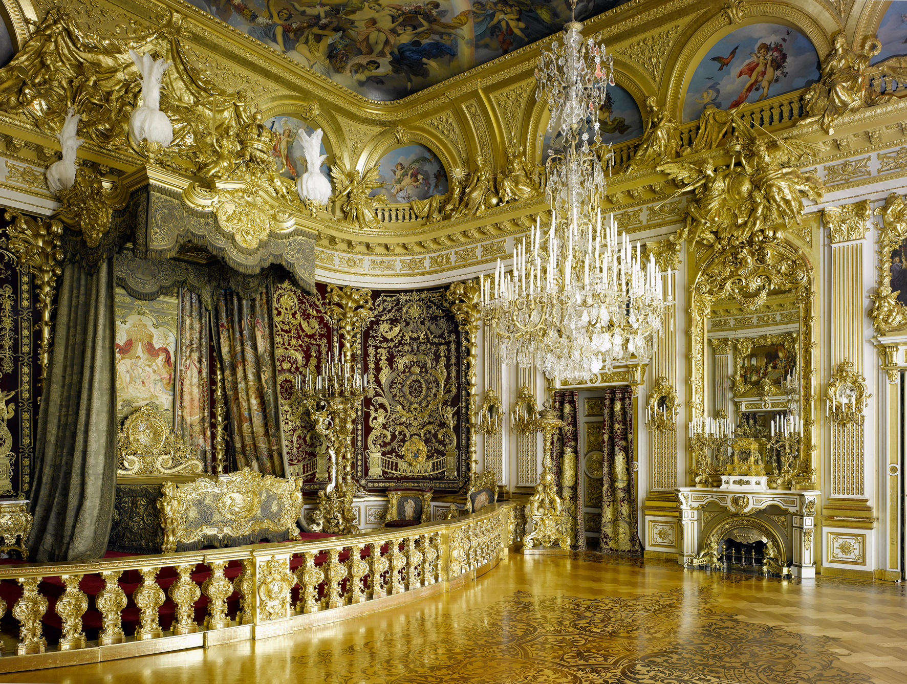 金碧輝煌的寢宮裡，也描繪有童話國王特別鍾情的濕壁畫。