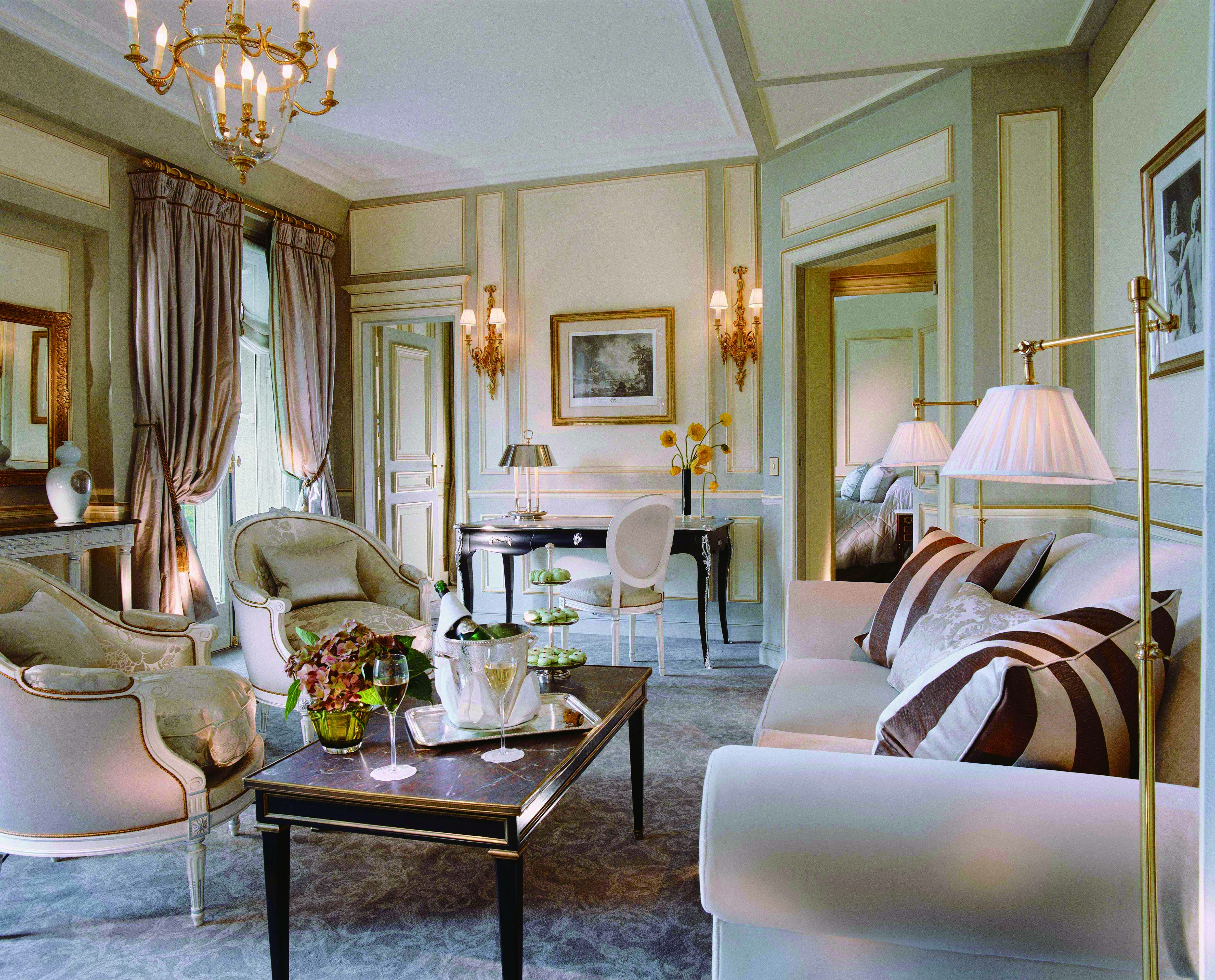 典雅又不失氣派的巴黎 Le Meurice 套房客廳。