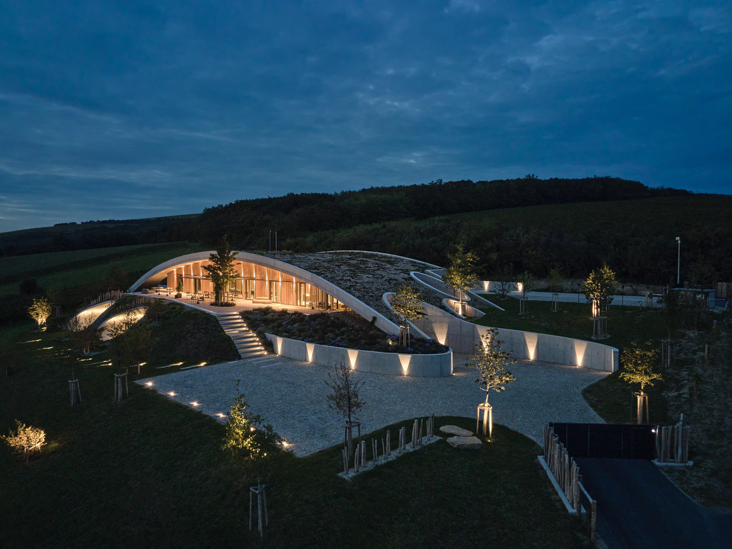 Incredible Winery Architecture：GURDAU WINERY 世界酒莊建築巡禮 - 形似山丘的流線型建築