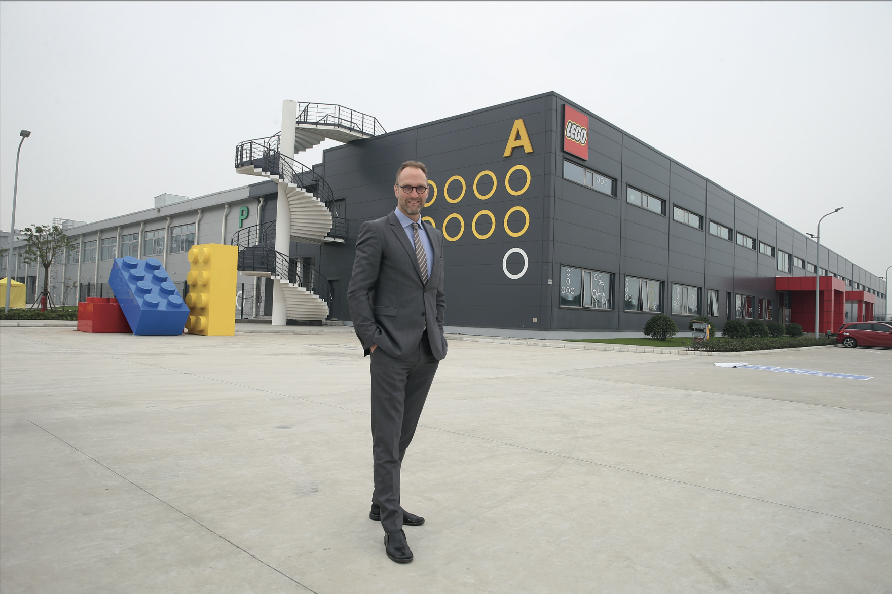 欧洲总部的装置艺术就是乐高积木。