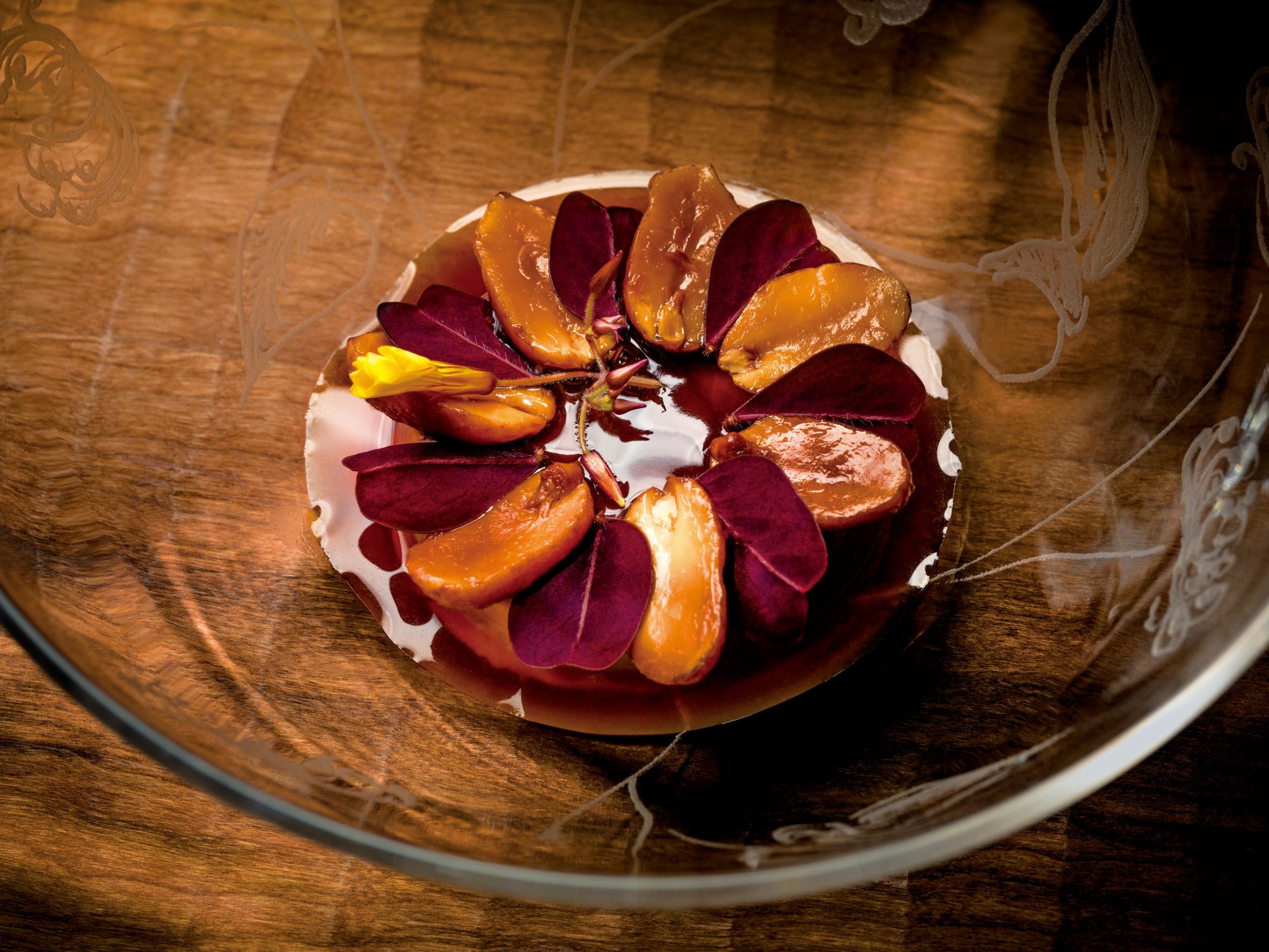搭配糖漿、酢漿草的奶油焦糖鴨肝，是 Restaurant Frantzén 的甜點料理之一。