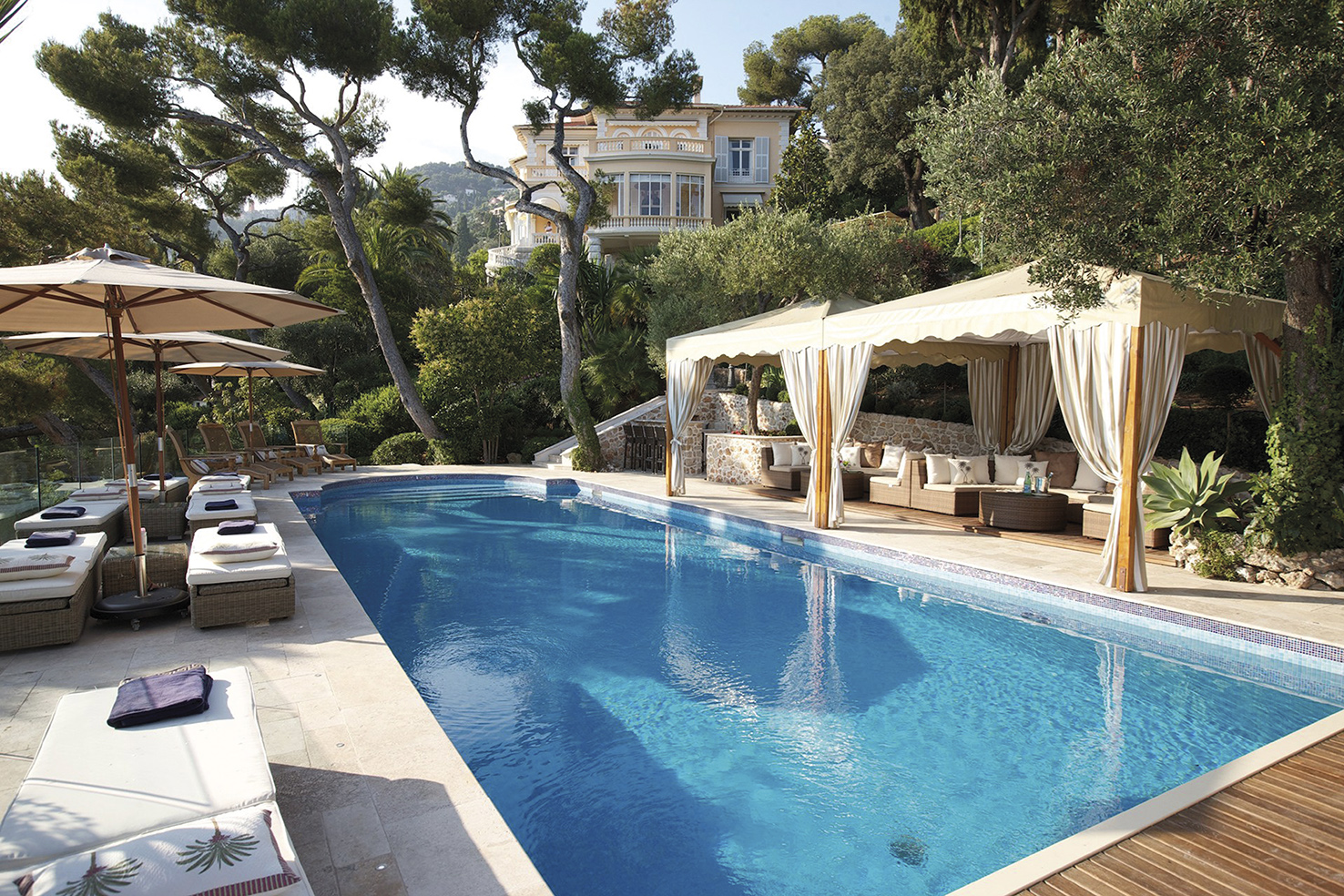 池內與池外都是令人舒暢的藍，最奢華的悠閒。