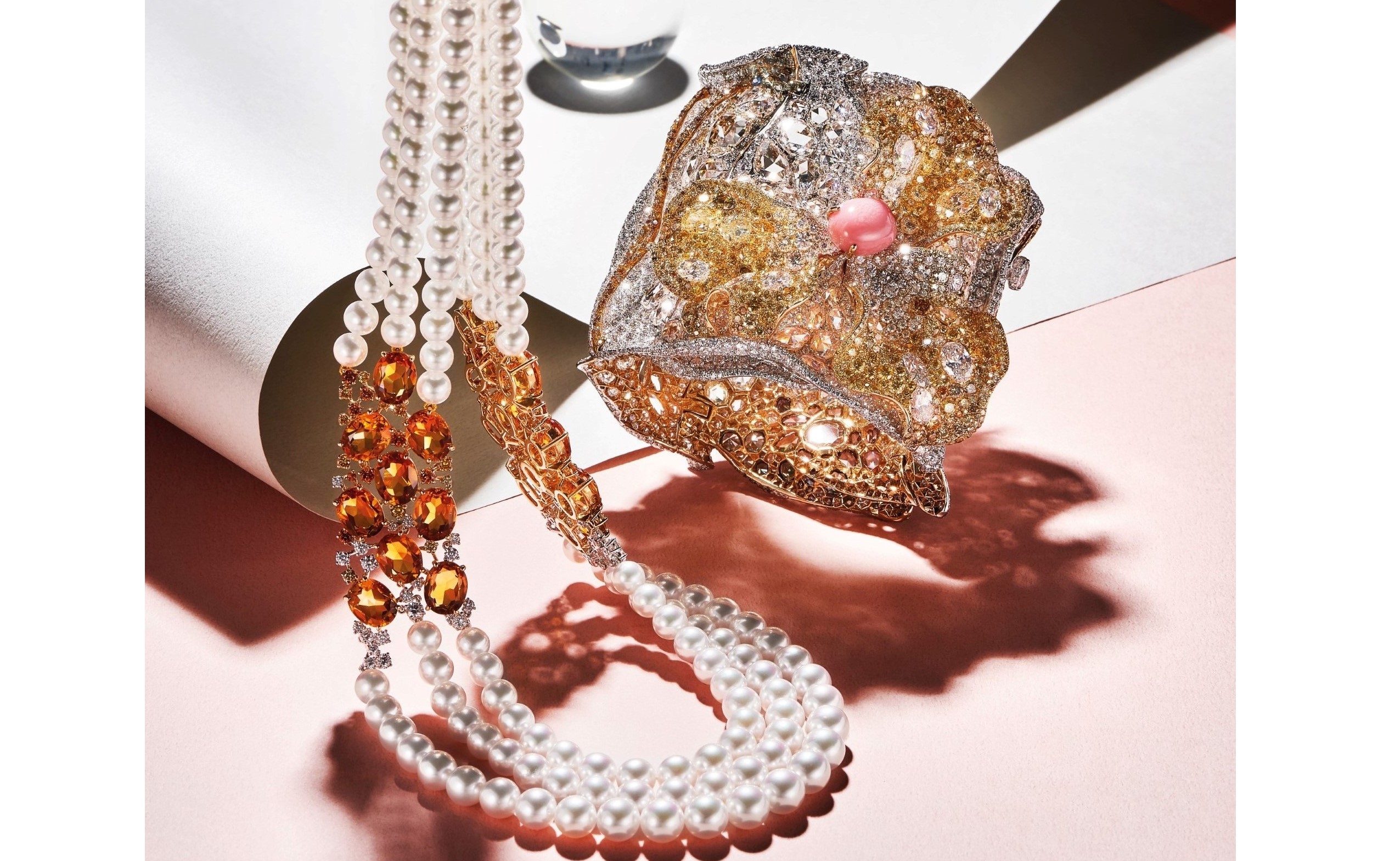 由左至右：頂級珠寶系列黃水晶多層次項鍊，Mikimoto；2019 Black Label Masterpiece XI 四季系列夏至浮雕手環，Cindy Chao The Art Jewel