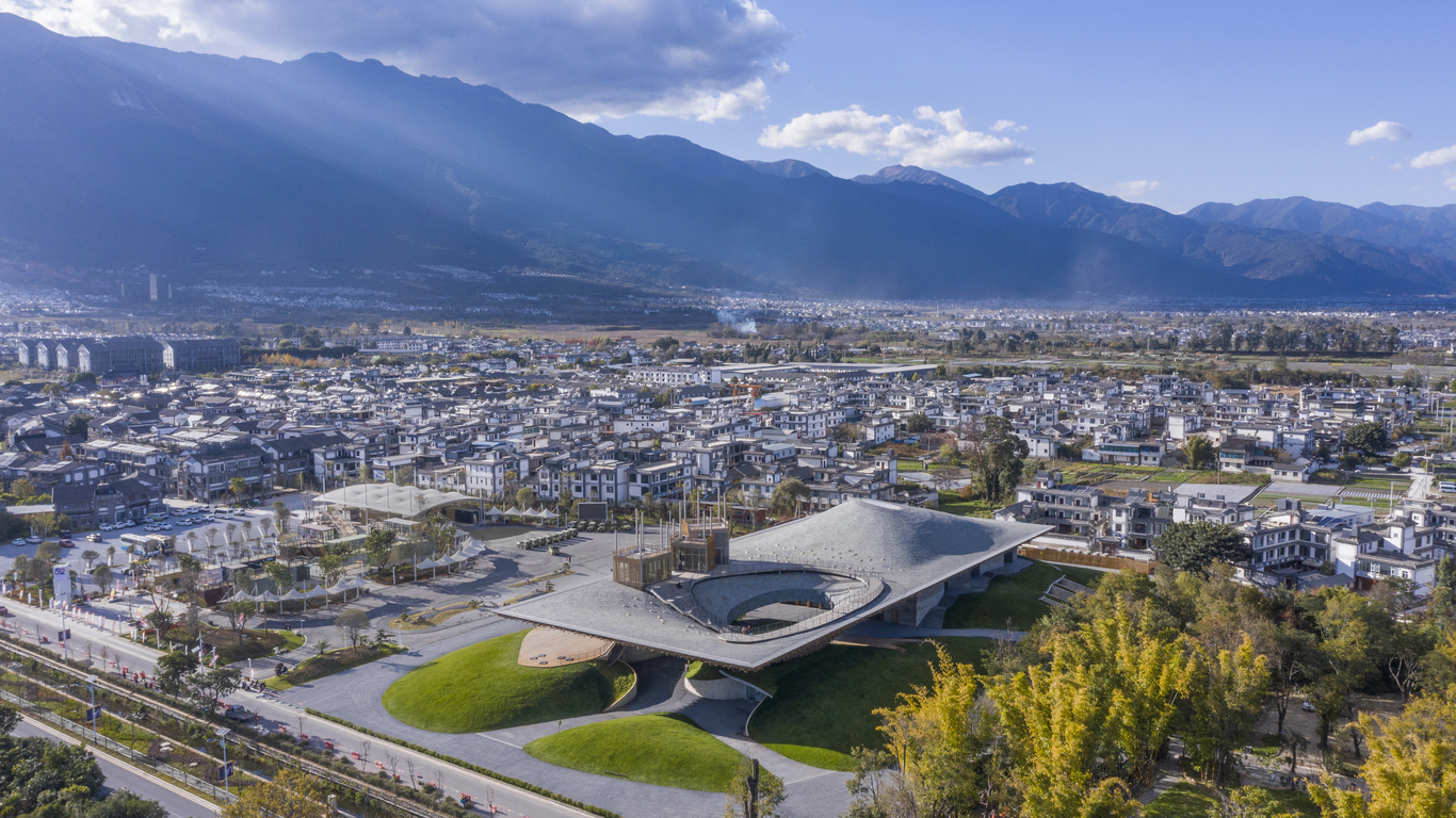 Embrace Nature: Yangliping Performing Arts Center 想像自然，怀抱绿色意境 - 上下山形，虚实相映