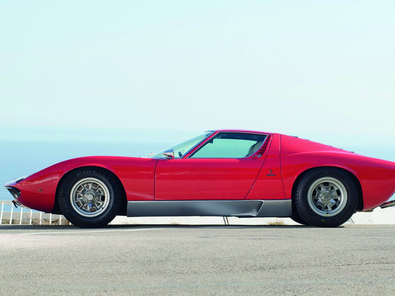 LAMBORGHINI Jota 规格表 国籍:义大利 发表时间:1970 年 规格:长 4,390×宽 1,780×高×1,000 mm 引擎:V12 自然进气 排气量:3,929 c.c.马力:440hp// 8,500 rpm 扭力:41.1kgm/6,500 rpm