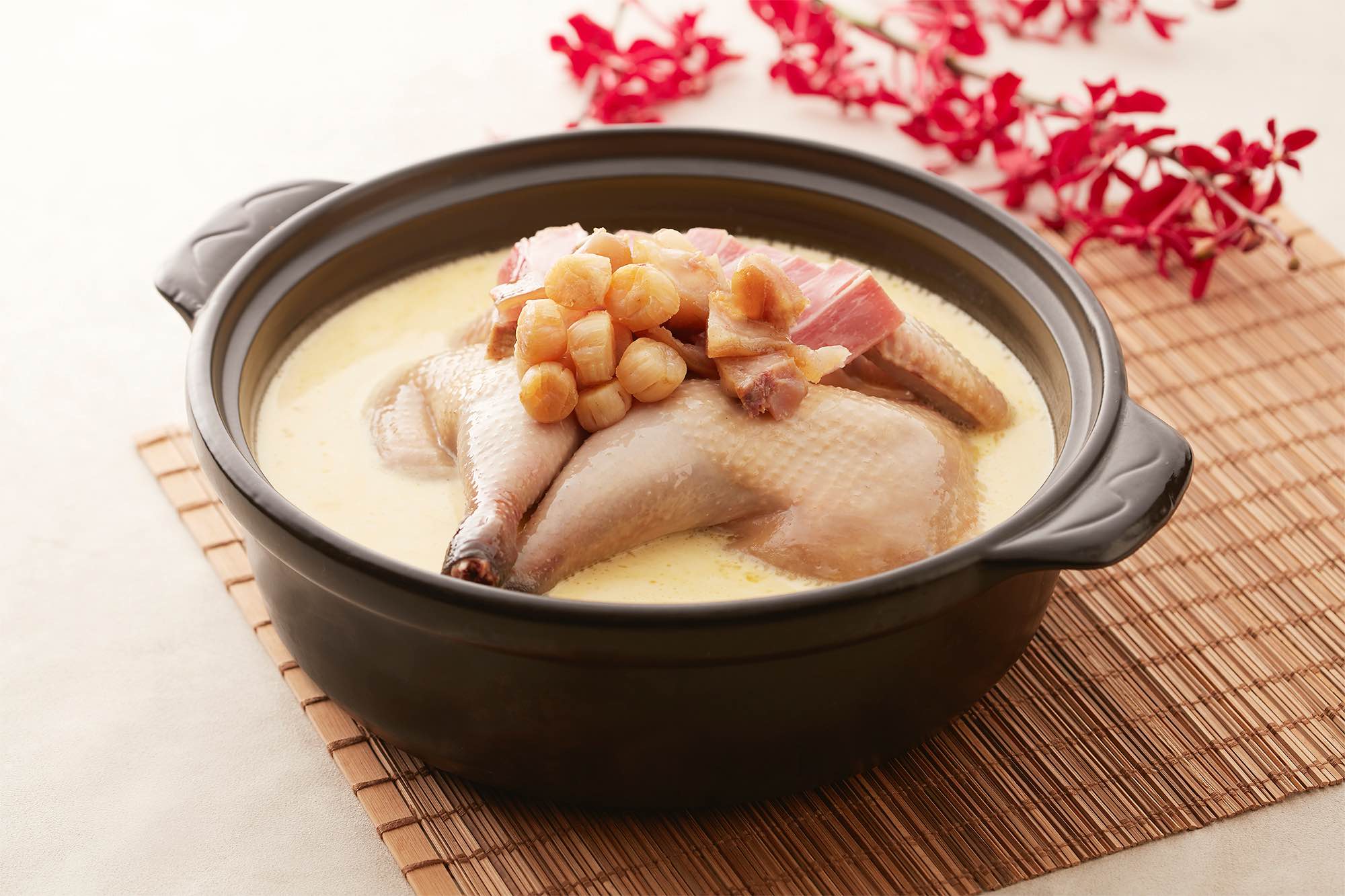 請客樓經典料理砂鍋一品雞是用大量鮮味食材吊出雞湯鮮味。
