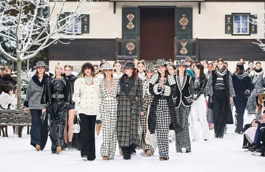 2019 年 3 月於巴黎大皇宮發布的 Chanel 2019 秋冬大秀，為 Karl Lagerfeld 的最後一場大秀，也是他留給大家最後的設計。