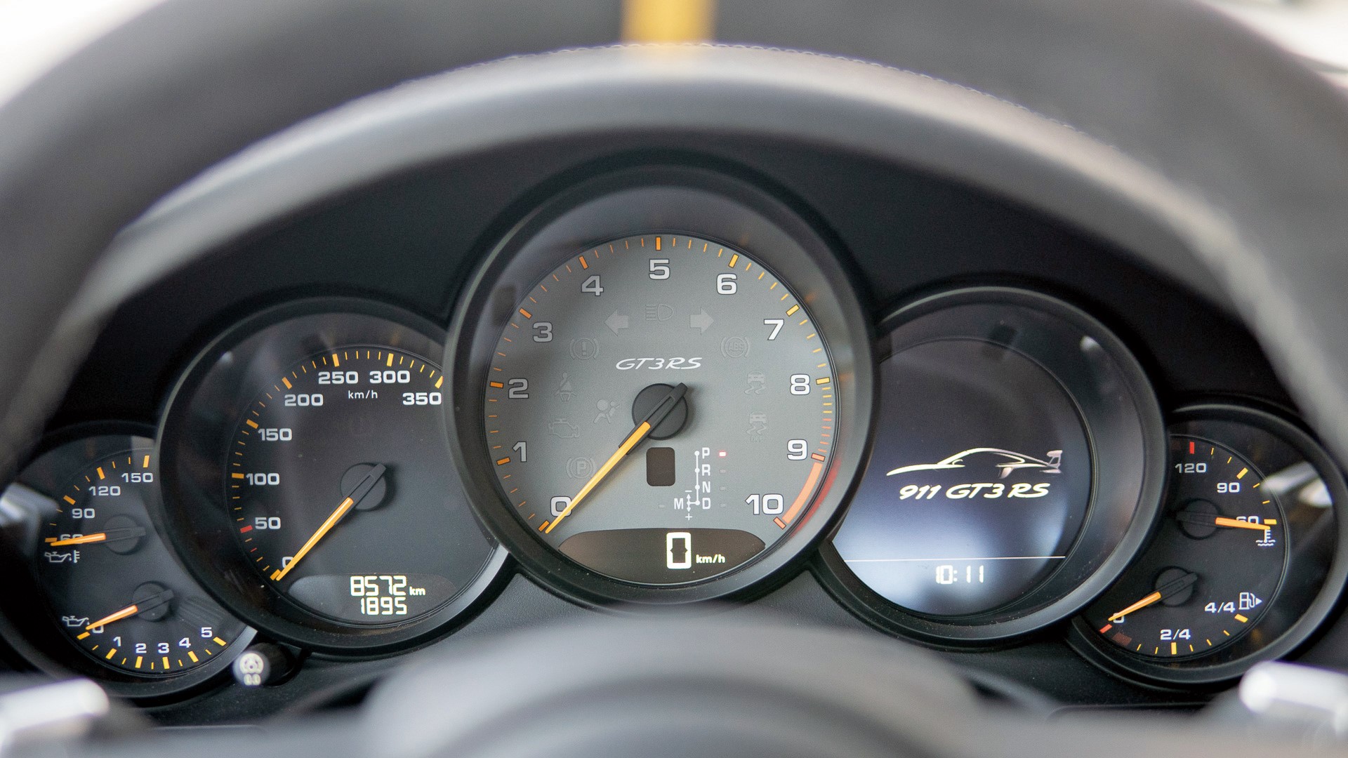 以转速表为中心的经典GT3五环仪表。