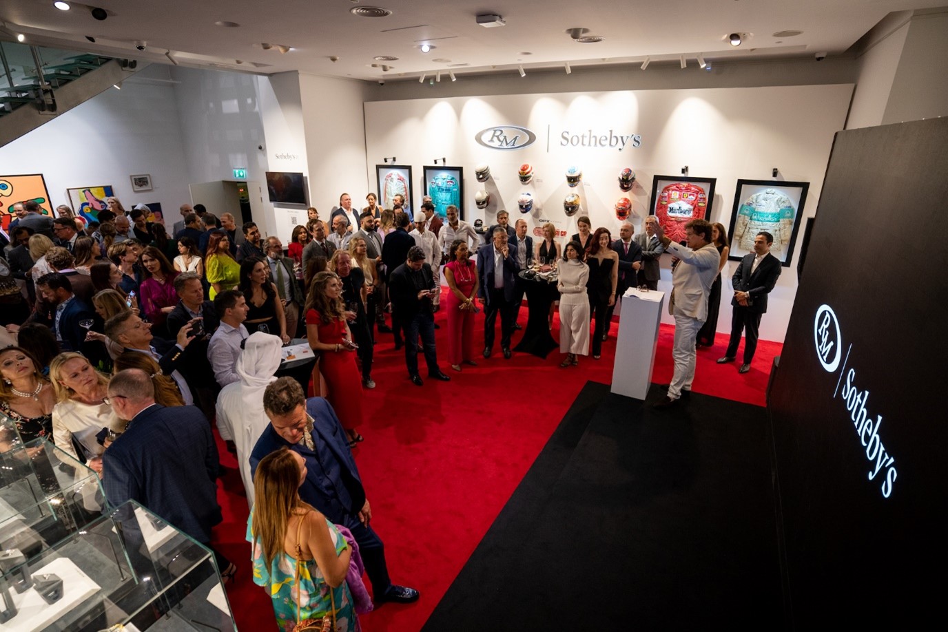 RM Sotheby's 的拍品内容十分多元，除了名车之外， 还有许多来自赛车、各种与汽车文化相关的逸品。