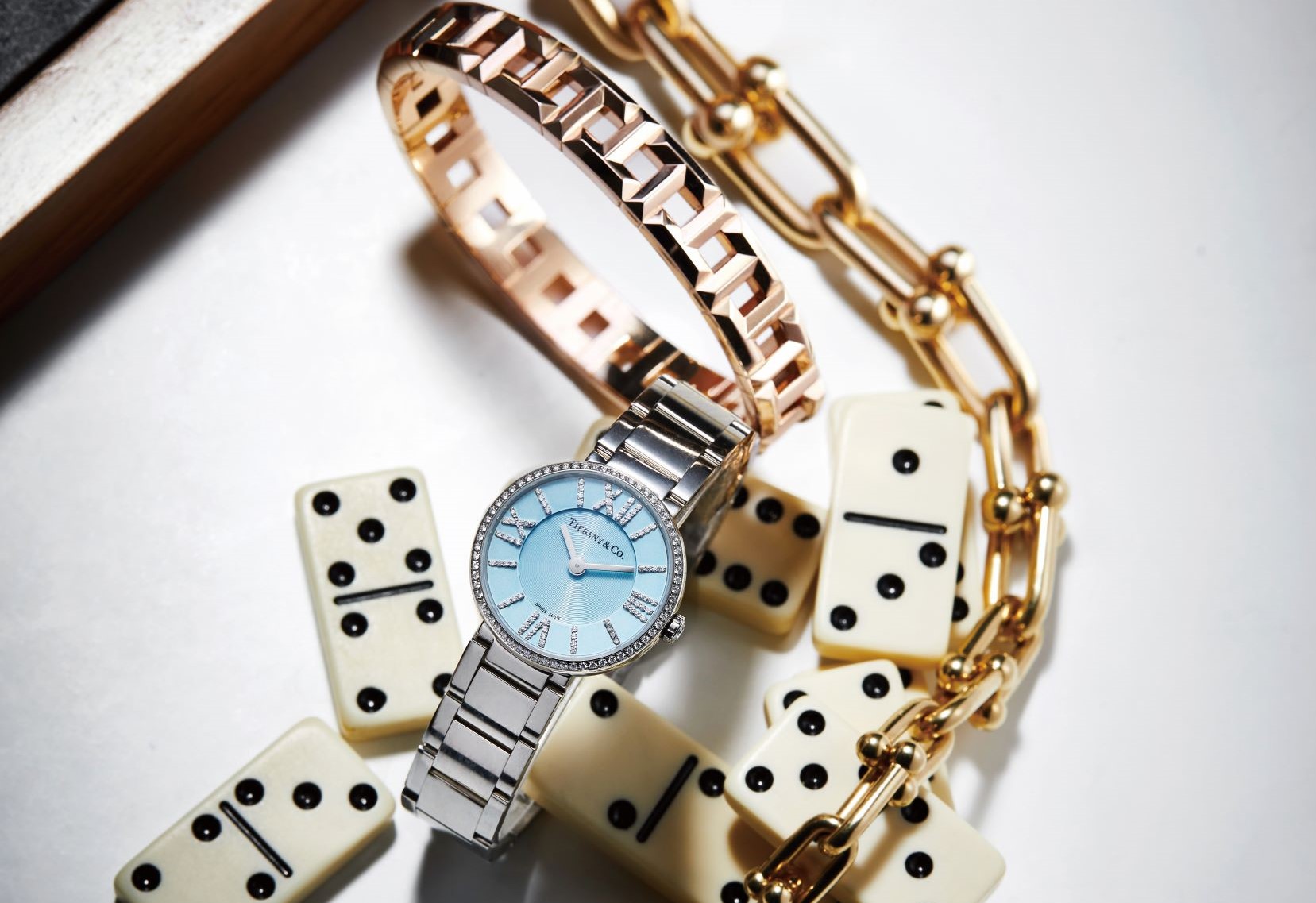 Tiffany HardWear 18K 金鏈結設計項鍊。Tiffany T True 10mm 寬版鏤空設計 18K 玫瑰金手環。Tiffany Atlas 24mm 冰藍色錶盤不鏽鋼鑲鑽女錶。