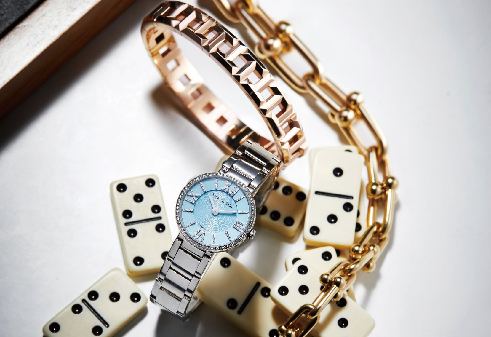 Tiffany HardWear 18K 金链结设计项链。 Tiffany T True 10mm 宽版镂空设计 18K 玫瑰金手环。 Tiffany Atlas 24mm 冰蓝色表盘不锈钢镶钻女表。