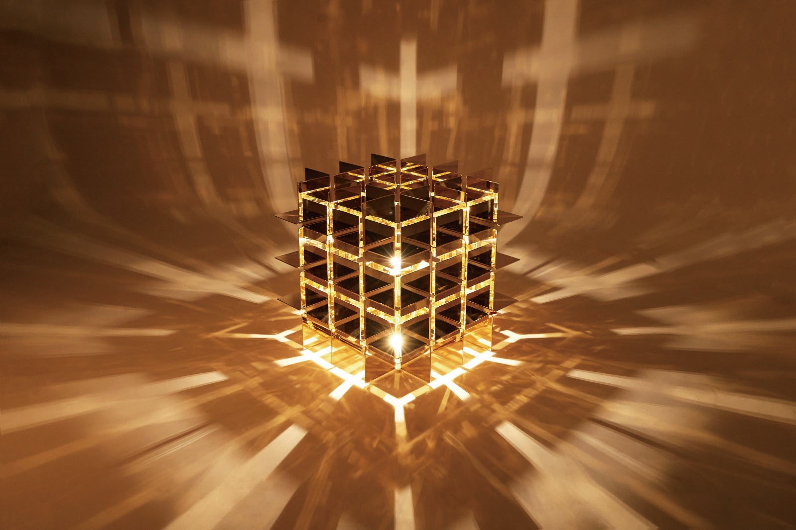 Mydriaz 的 Cube 系列燈飾，讓光線能從黃銅間隙中完美流洩，映照出迷離趣致的藝術視覺。