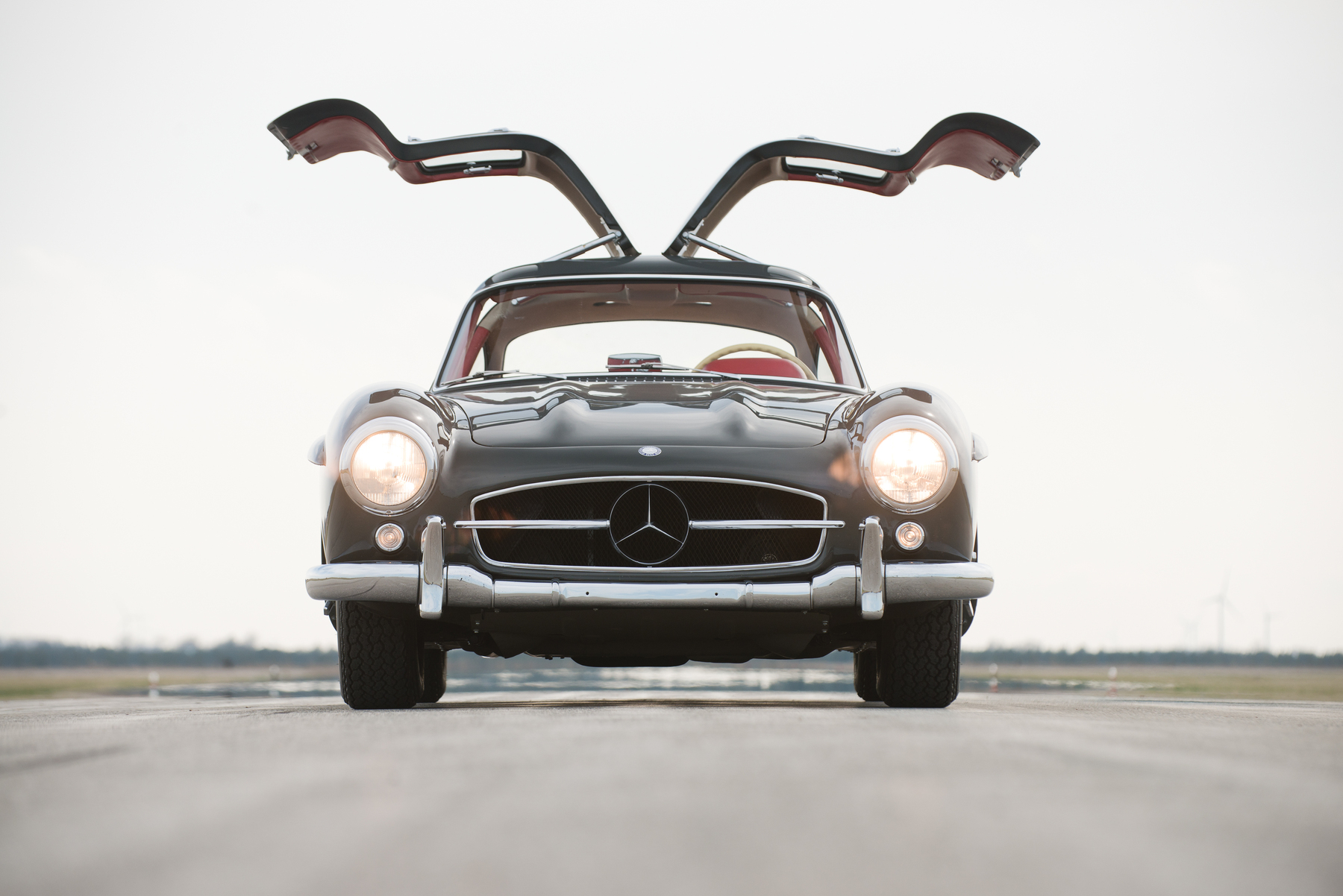 著名鸥翼车门，是 Mercedes-Benz 300 SL 的特殊设计。