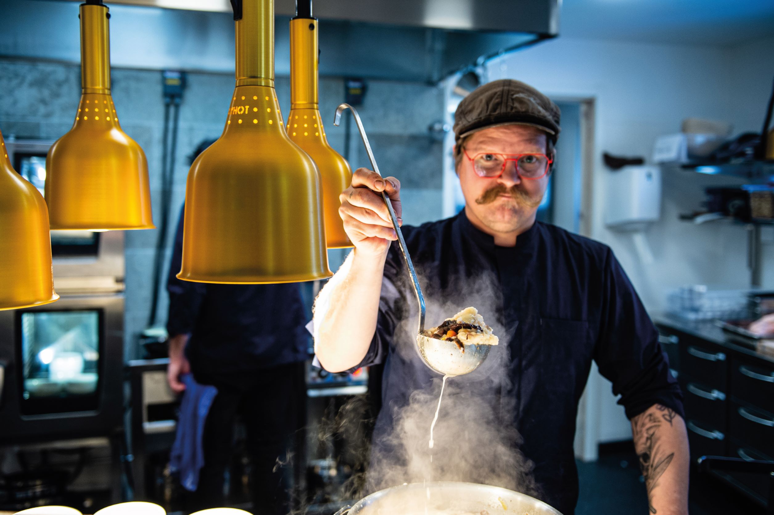 被稱為薩米大廚的 Kristoer Åström，擅長以創新手法烹調傳統薩米料理。