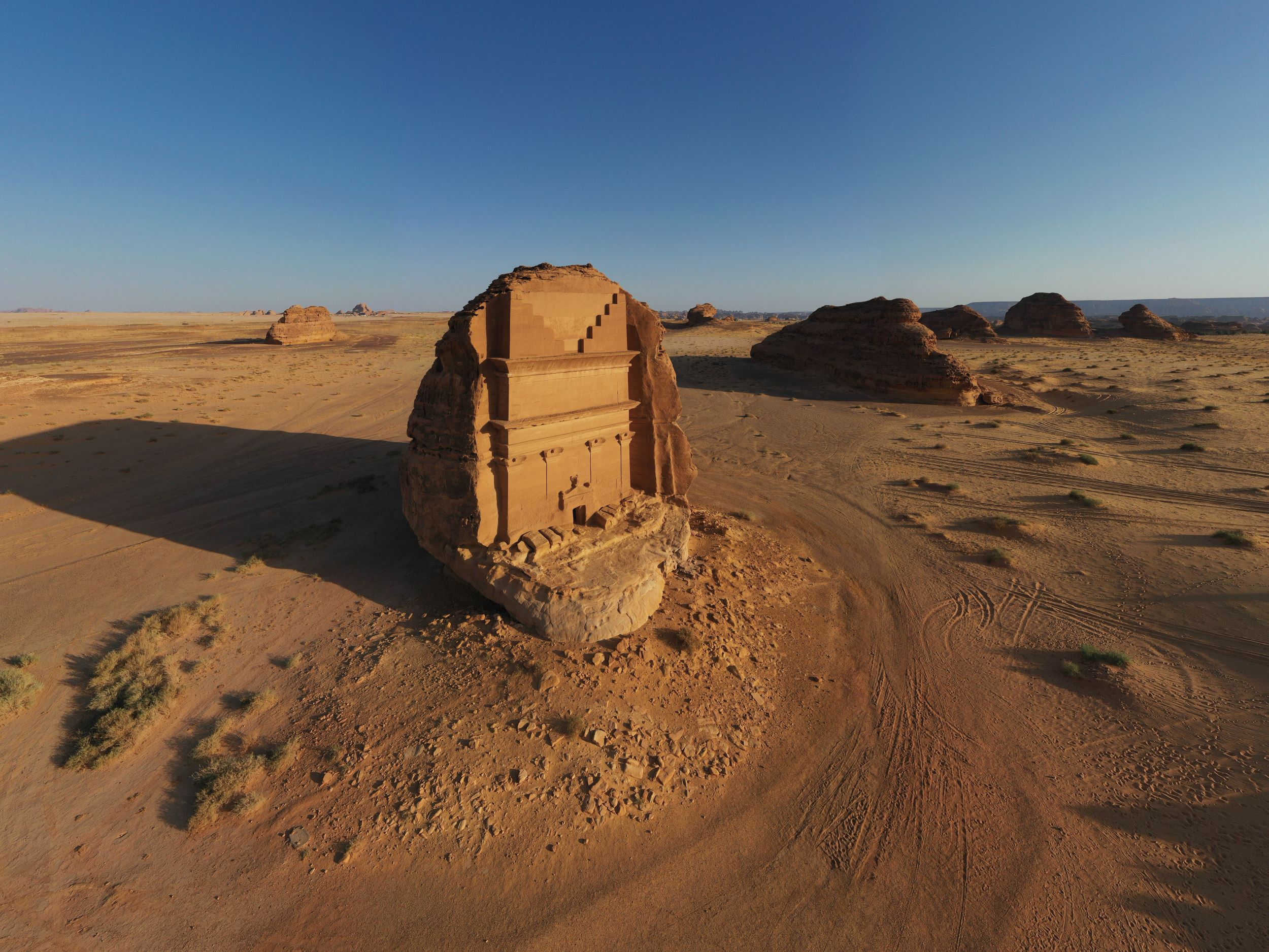 保留完整的 Hegra 巨岩古墓，展現了古代納巴泰文明高超的建築工藝技術。