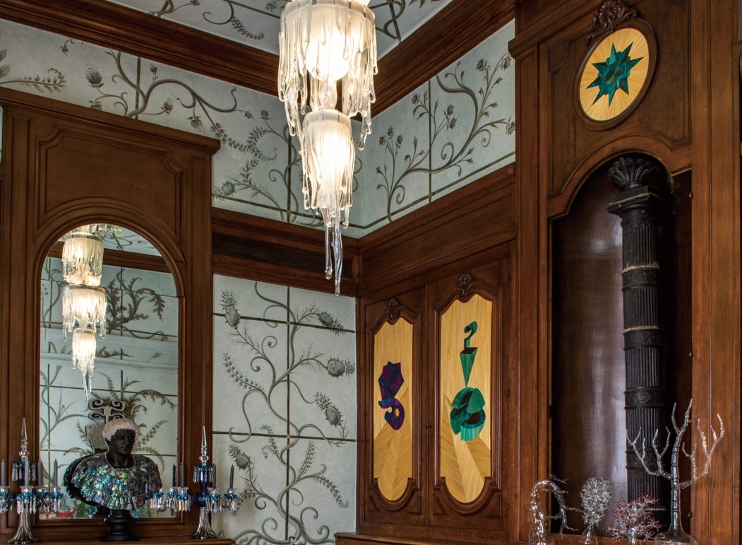 國際鬼才設計師 Vincent Darre 家中收藏著 Lison de Caunes 稻桿鑲嵌的櫥櫃。