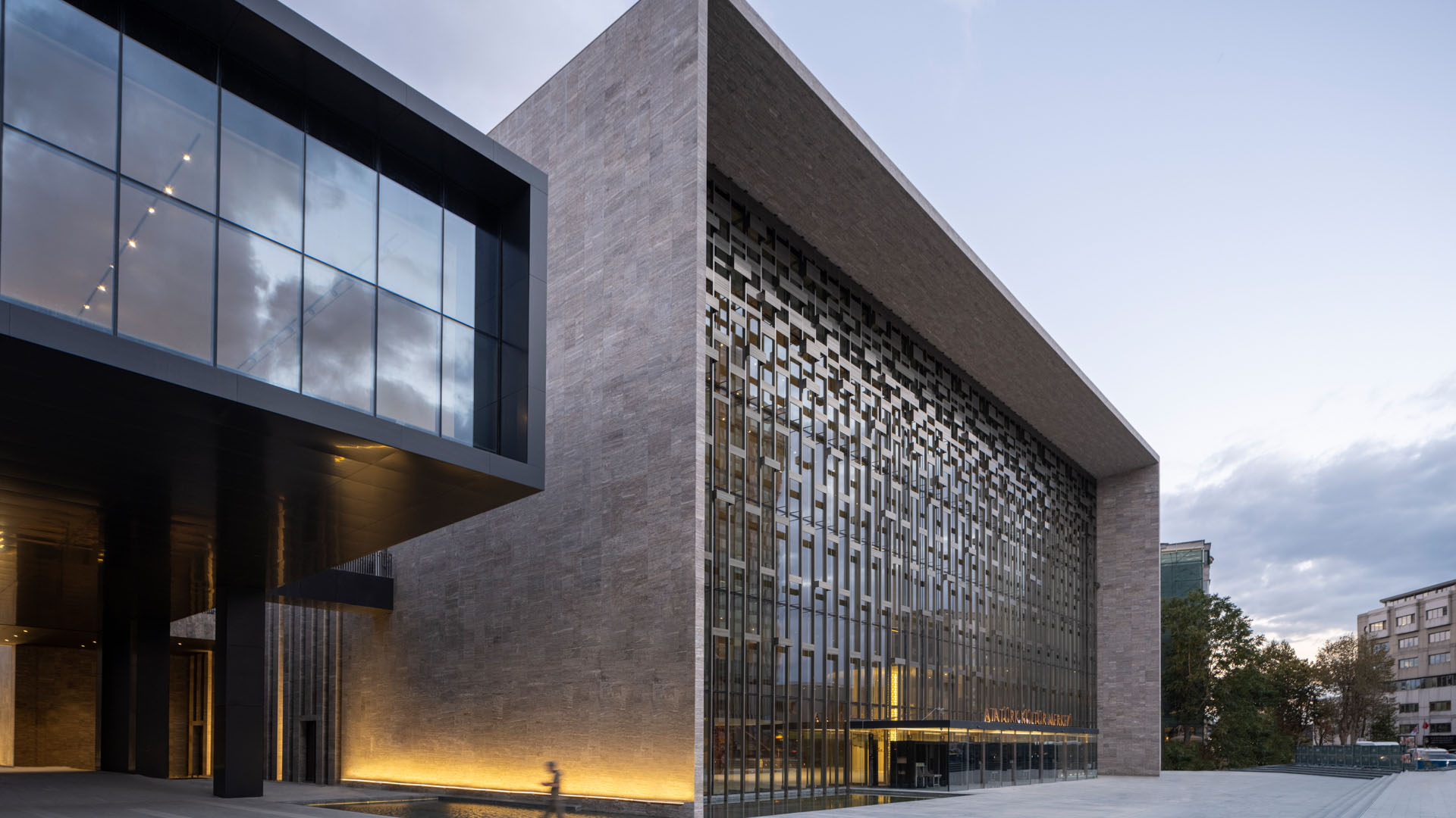 保留下原建筑结构和隔栅式门面设计的 Atatürk Cultural Centre ，是由建筑师 Murat Tabanlioglu 负责重建，而 Atatürk Cultural Centre 最初便是由 Murat 的父亲 Hayati Tabanlioglu 所设计。