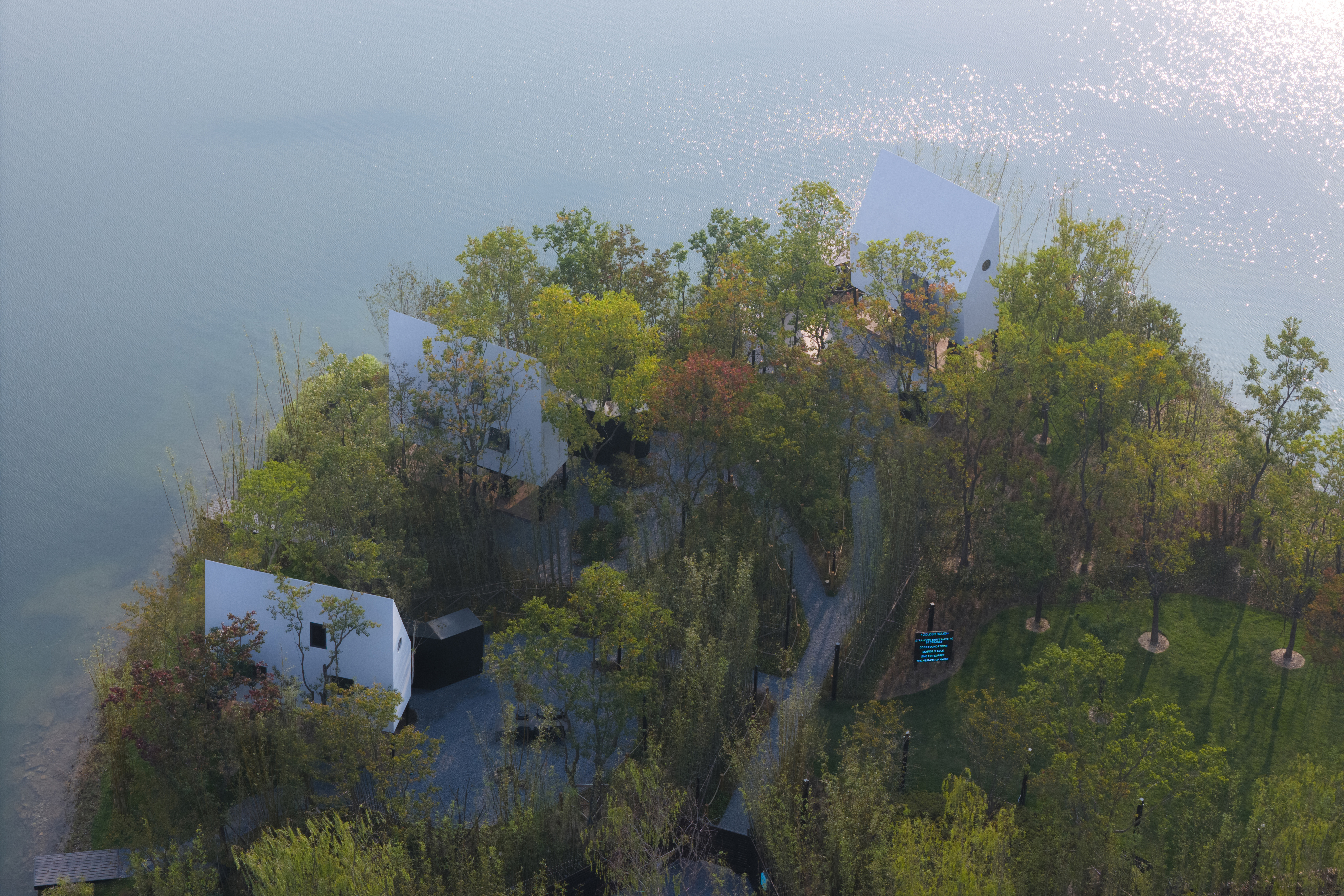 避世建築新維度 - 湖畔煙雨中的東方帆影